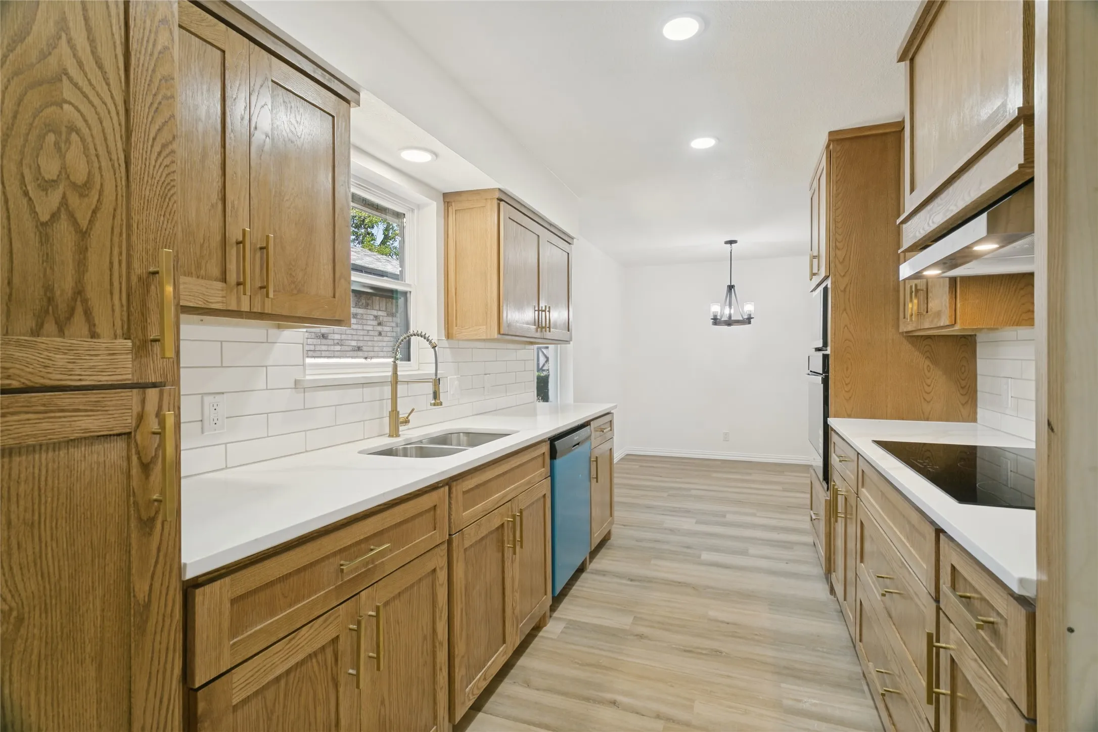 Single Family Residence For Sale in Tarrant County , 1909 Plymouth Court, Arlington, Texas 76013, 3 Bedroom, 2 Bathroom, 2 Garage spaces, 1,921 Sqft, built in 1969, mls#21392382, Real Estate Agent in Arlington, Homes For Sale in Tarrant county, Homes For Sale in Arlington, Realtor in Arlington Texas, Real Estate Brokerage Independent Realty Texas, Luminita Cordes Realtor