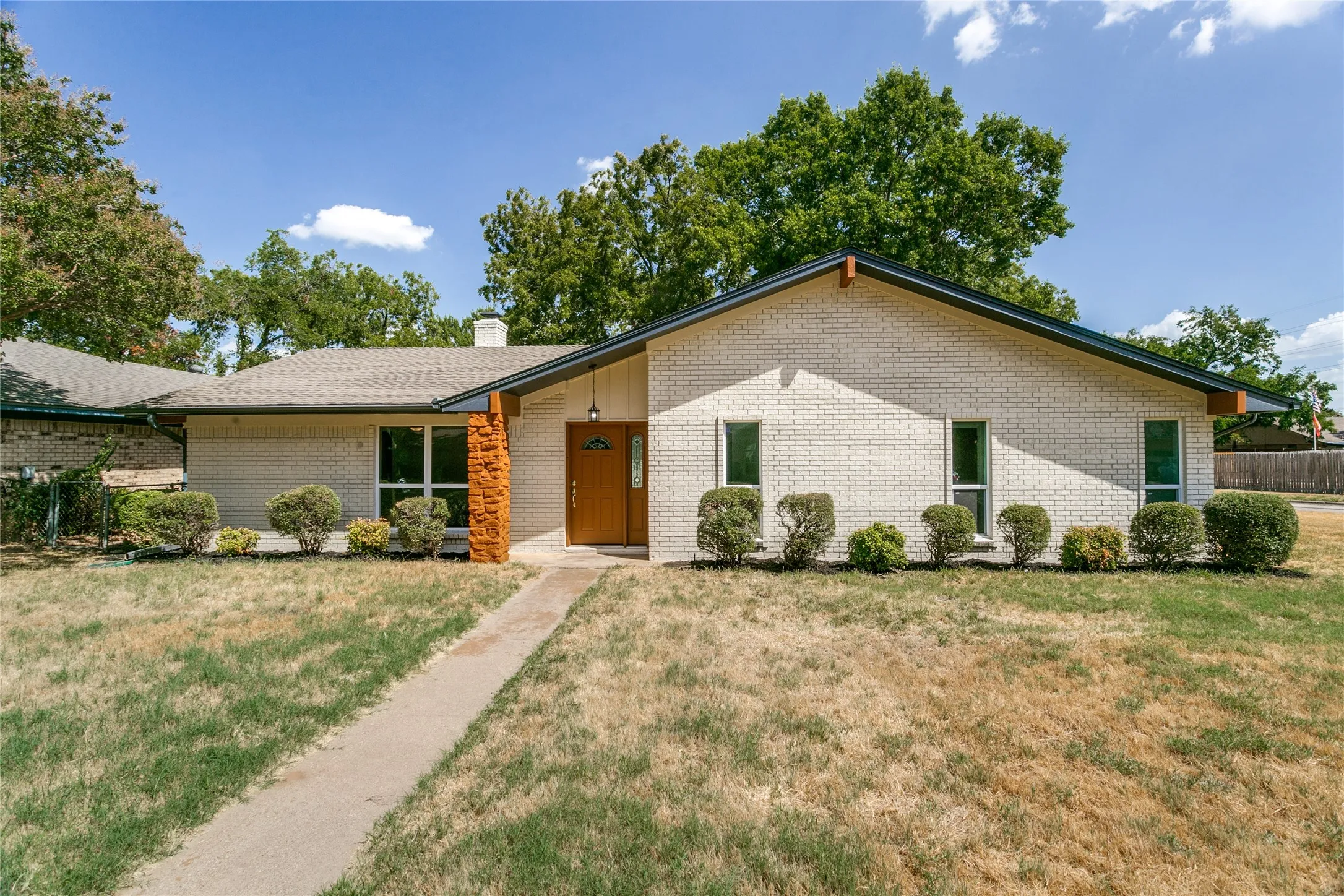 Single Family Residence For Sale in Tarrant County , 1909 Plymouth Court, Arlington, Texas 76013, 3 Bedroom, 2 Bathroom, 2 Garage spaces, 1,921 Sqft, built in 1969, mls#21392382, Real Estate Agent in Arlington, Homes For Sale in Tarrant county, Homes For Sale in Arlington, Realtor in Arlington Texas, Real Estate Brokerage Independent Realty Texas, Luminita Cordes Realtor