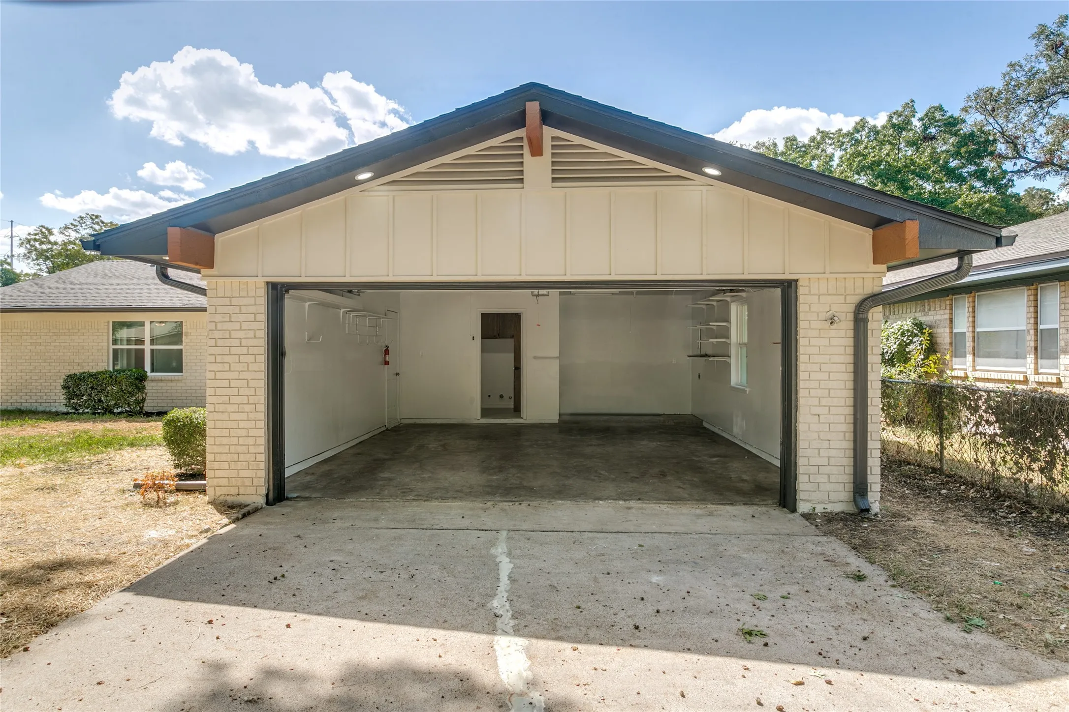 Single Family Residence For Sale in Tarrant County , 1909 Plymouth Court, Arlington, Texas 76013, 3 Bedroom, 2 Bathroom, 2 Garage spaces, 1,921 Sqft, built in 1969, mls#21392382, Real Estate Agent in Arlington, Homes For Sale in Tarrant county, Homes For Sale in Arlington, Realtor in Arlington Texas, Real Estate Brokerage Independent Realty Texas, Luminita Cordes Realtor