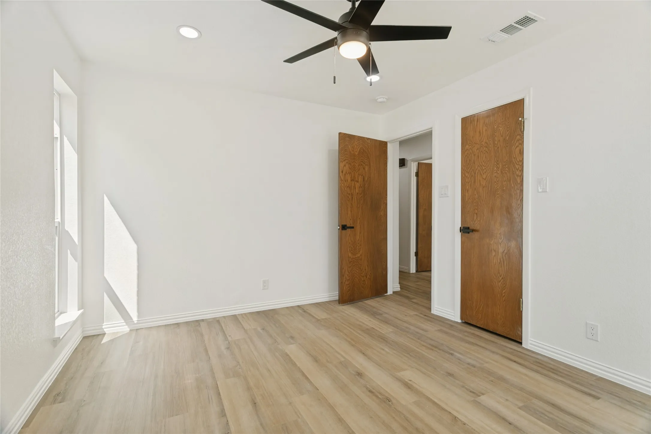 Single Family Residence For Sale in Tarrant County , 1909 Plymouth Court, Arlington, Texas 76013, 3 Bedroom, 2 Bathroom, 2 Garage spaces, 1,921 Sqft, built in 1969, mls#21392382, Real Estate Agent in Arlington, Homes For Sale in Tarrant county, Homes For Sale in Arlington, Realtor in Arlington Texas, Real Estate Brokerage Independent Realty Texas, Luminita Cordes Realtor