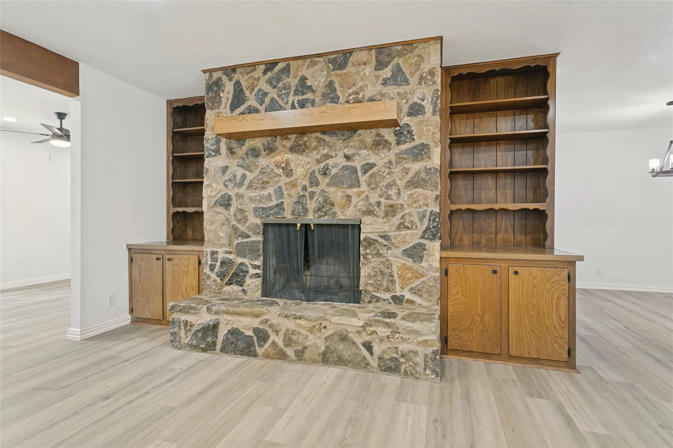 Single Family Residence For Sale in Tarrant County , 1909 Plymouth Court, Arlington, Texas 76013, 3 Bedroom, 2 Bathroom, 2 Garage spaces, 1,921 Sqft, built in 1969, mls#21392382, Real Estate Agent in Arlington, Homes For Sale in Tarrant county, Homes For Sale in Arlington, Realtor in Arlington Texas, Real Estate Brokerage Independent Realty Texas, Luminita Cordes Realtor