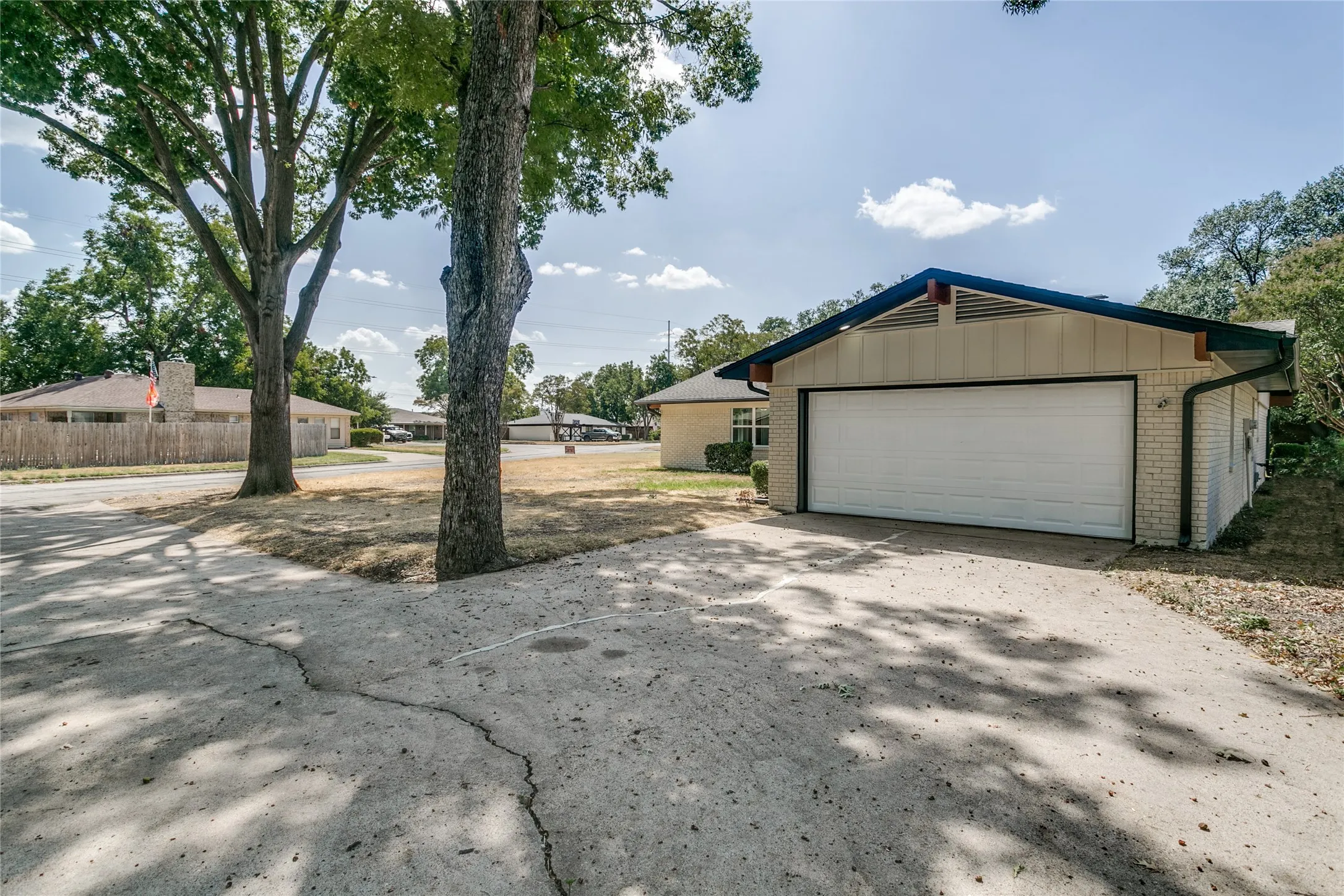 Single Family Residence For Sale in Tarrant County , 1909 Plymouth Court, Arlington, Texas 76013, 3 Bedroom, 2 Bathroom, 2 Garage spaces, 1,921 Sqft, built in 1969, mls#21392382, Real Estate Agent in Arlington, Homes For Sale in Tarrant county, Homes For Sale in Arlington, Realtor in Arlington Texas, Real Estate Brokerage Independent Realty Texas, Luminita Cordes Realtor