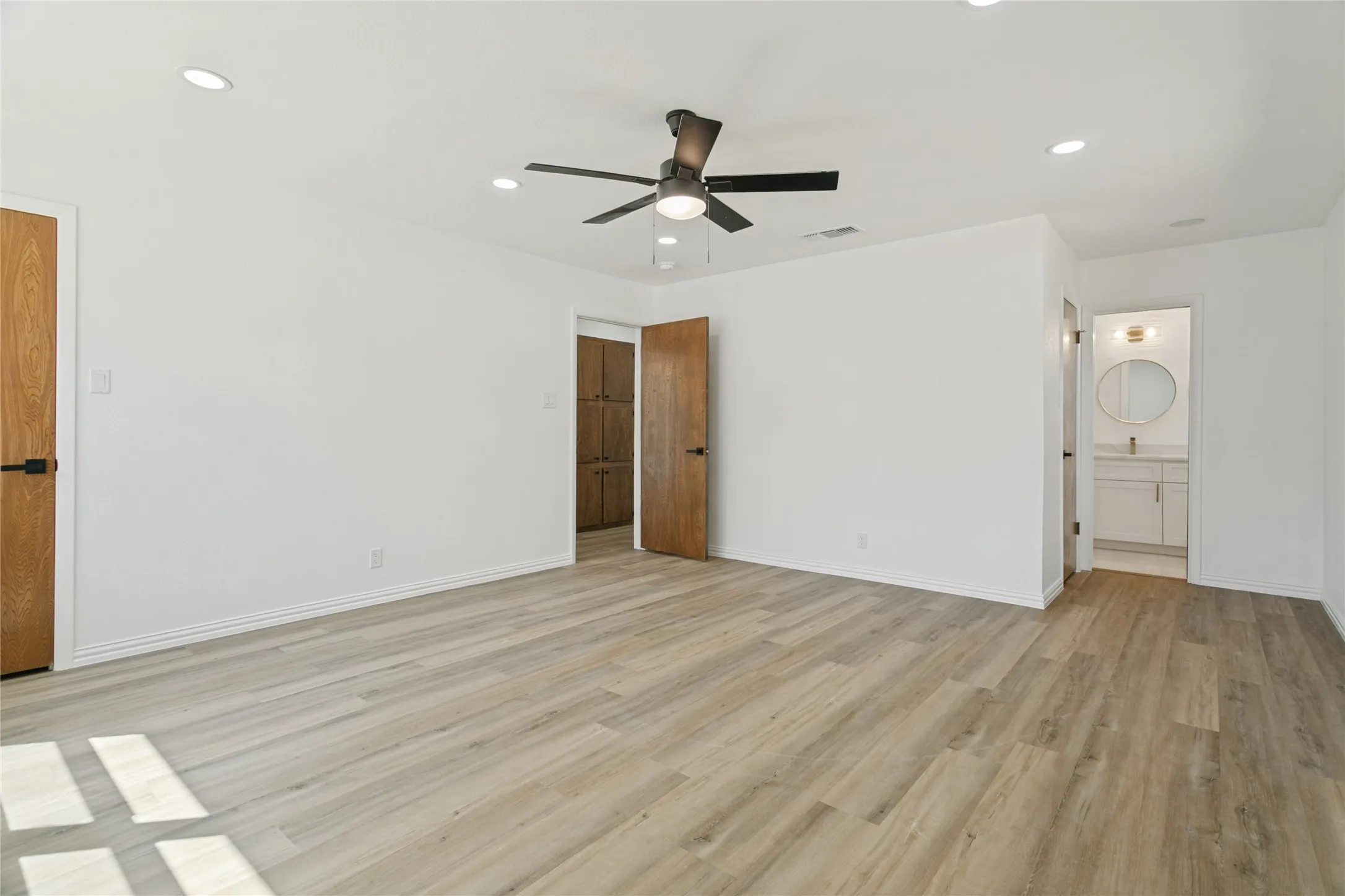 Single Family Residence For Sale in Tarrant County , 1909 Plymouth Court, Arlington, Texas 76013, 3 Bedroom, 2 Bathroom, 2 Garage spaces, 1,921 Sqft, built in 1969, mls#21392382, Real Estate Agent in Arlington, Homes For Sale in Tarrant county, Homes For Sale in Arlington, Realtor in Arlington Texas, Real Estate Brokerage Independent Realty Texas, Luminita Cordes Realtor