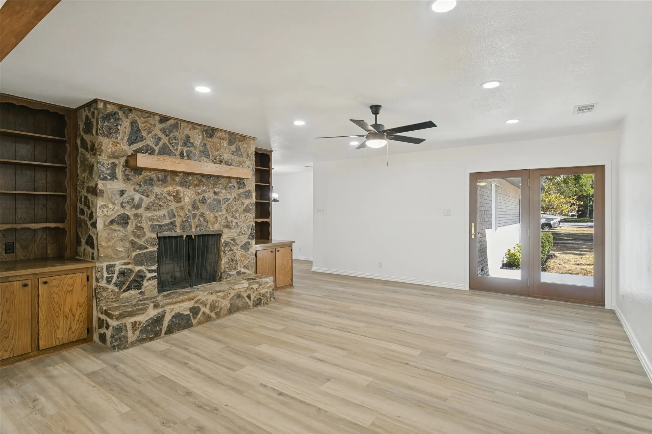 Single Family Residence For Sale in Tarrant County , 1909 Plymouth Court, Arlington, Texas 76013, 3 Bedroom, 2 Bathroom, 2 Garage spaces, 1,921 Sqft, built in 1969, mls#21392382, Real Estate Agent in Arlington, Homes For Sale in Tarrant county, Homes For Sale in Arlington, Realtor in Arlington Texas, Real Estate Brokerage Independent Realty Texas, Luminita Cordes Realtor