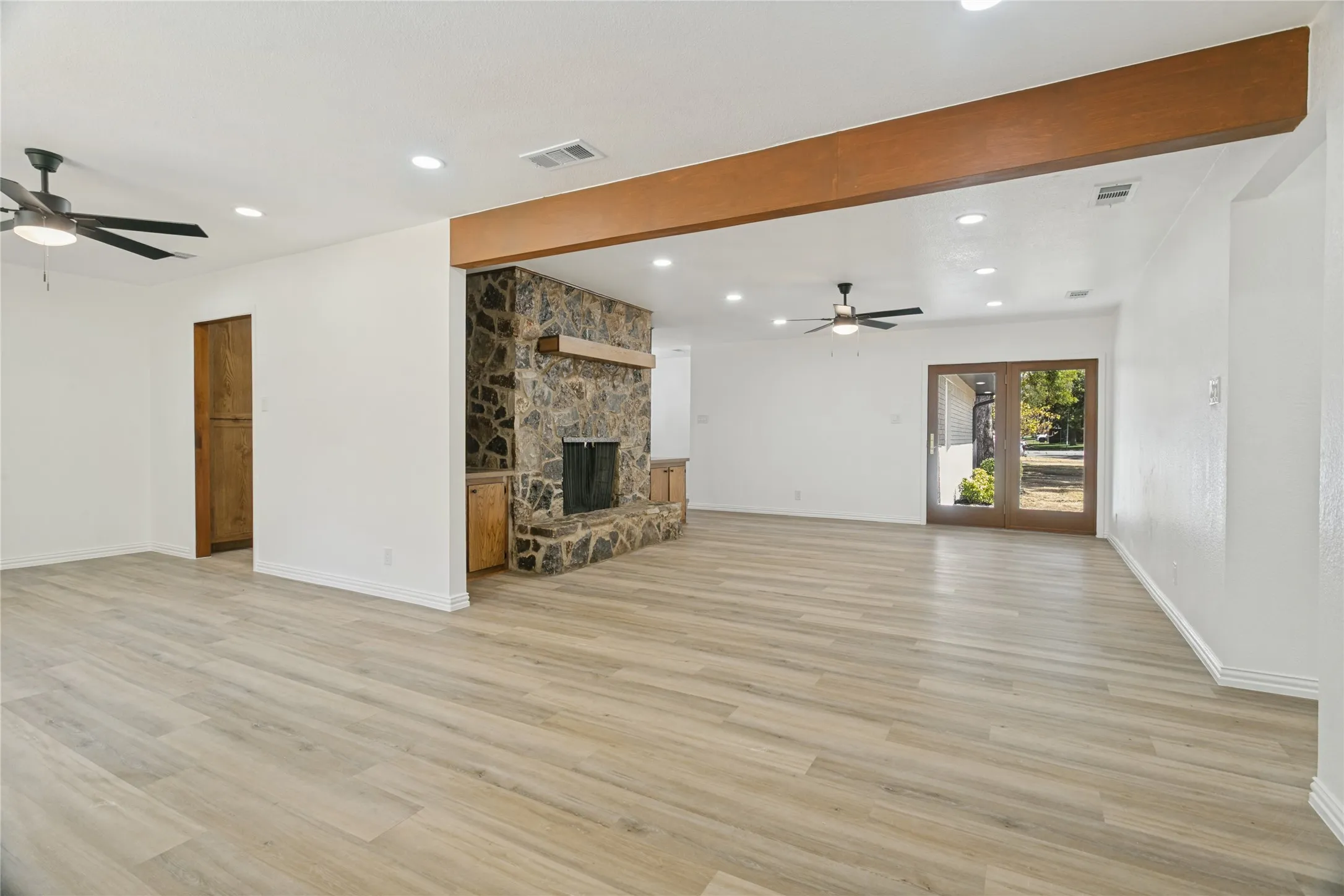 Single Family Residence For Sale in Tarrant County , 1909 Plymouth Court, Arlington, Texas 76013, 3 Bedroom, 2 Bathroom, 2 Garage spaces, 1,921 Sqft, built in 1969, mls#21392382, Real Estate Agent in Arlington, Homes For Sale in Tarrant county, Homes For Sale in Arlington, Realtor in Arlington Texas, Real Estate Brokerage Independent Realty Texas, Luminita Cordes Realtor