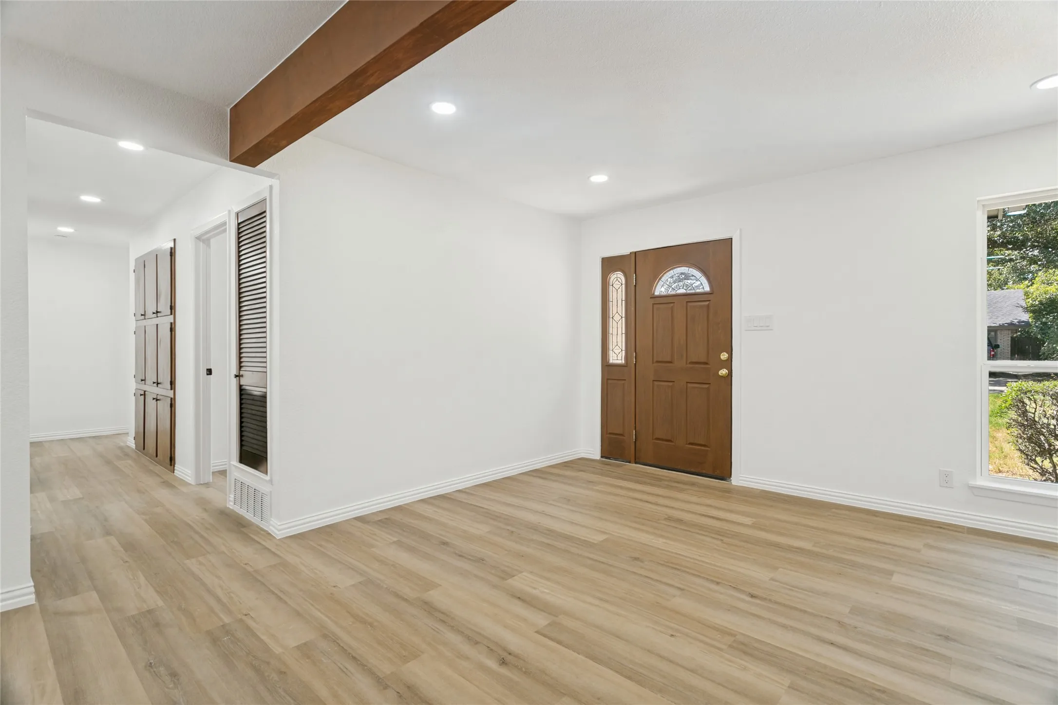 Single Family Residence For Sale in Tarrant County , 1909 Plymouth Court, Arlington, Texas 76013, 3 Bedroom, 2 Bathroom, 2 Garage spaces, 1,921 Sqft, built in 1969, mls#21392382, Real Estate Agent in Arlington, Homes For Sale in Tarrant county, Homes For Sale in Arlington, Realtor in Arlington Texas, Real Estate Brokerage Independent Realty Texas, Luminita Cordes Realtor