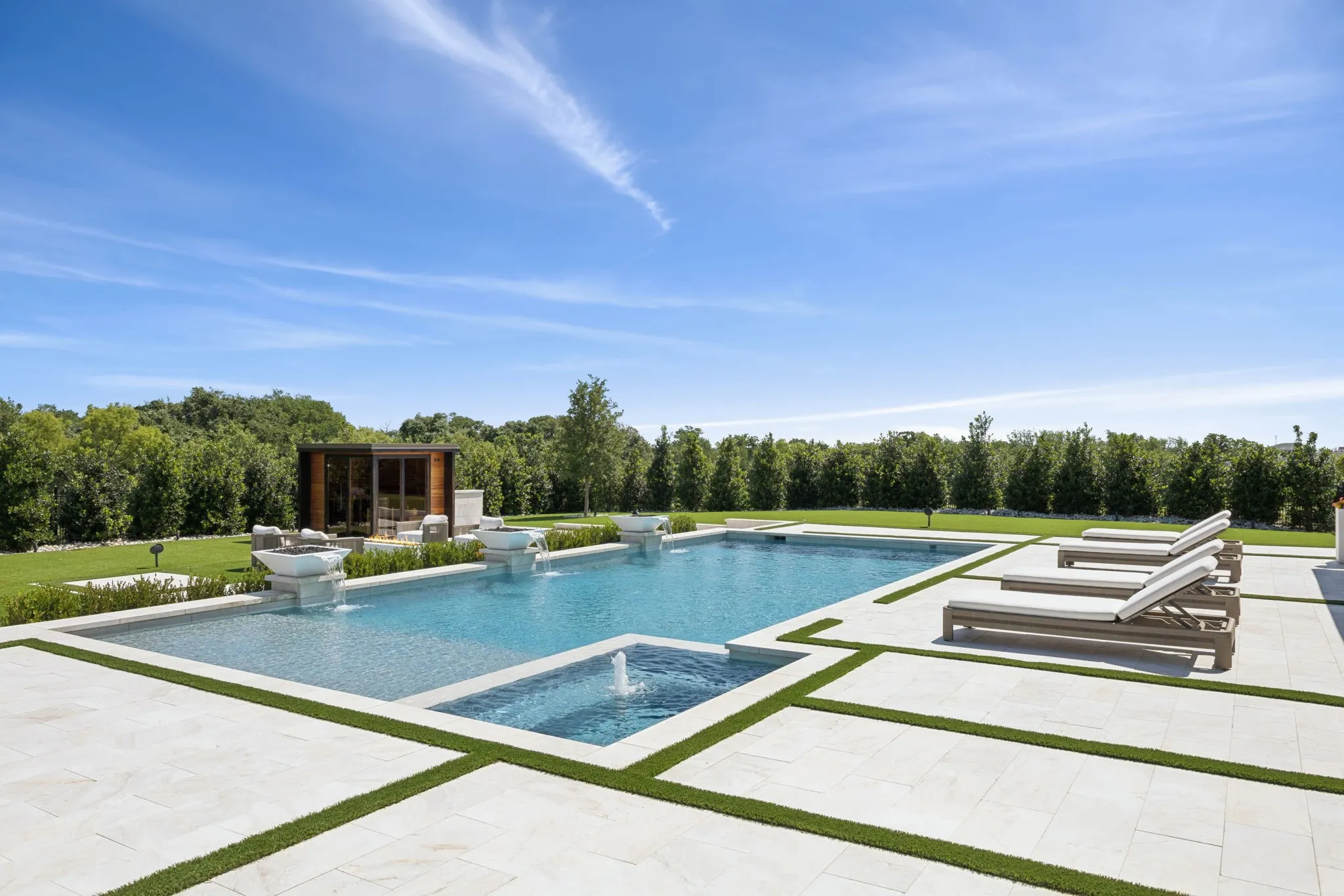 Separate outdoor Sauna and cold plunge