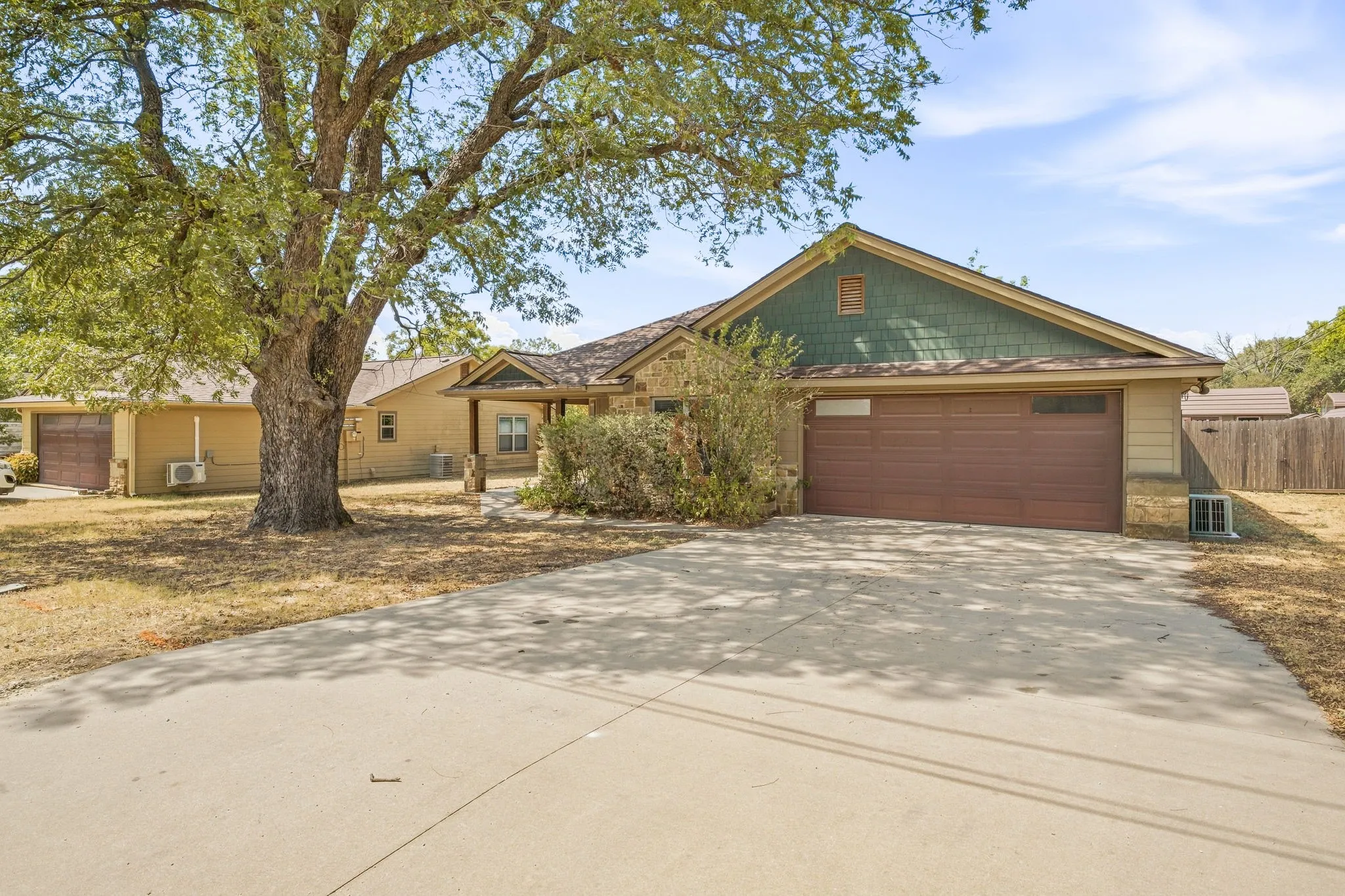 Single Family Residence For Sale in Erath County , 632 N Park Street, Dublin, Texas 76446, 3 Bedroom, 2 Bathroom, Garage spaces, 1,448 Sqft, built in 2012, mls#21392264, Real Estate Agent in Dublin, Homes For Sale in Erath county, Homes For Sale in Dublin, Realtor in Dublin Texas, Real Estate Brokerage Independent Realty Texas, Luminita Cordes Realtor
