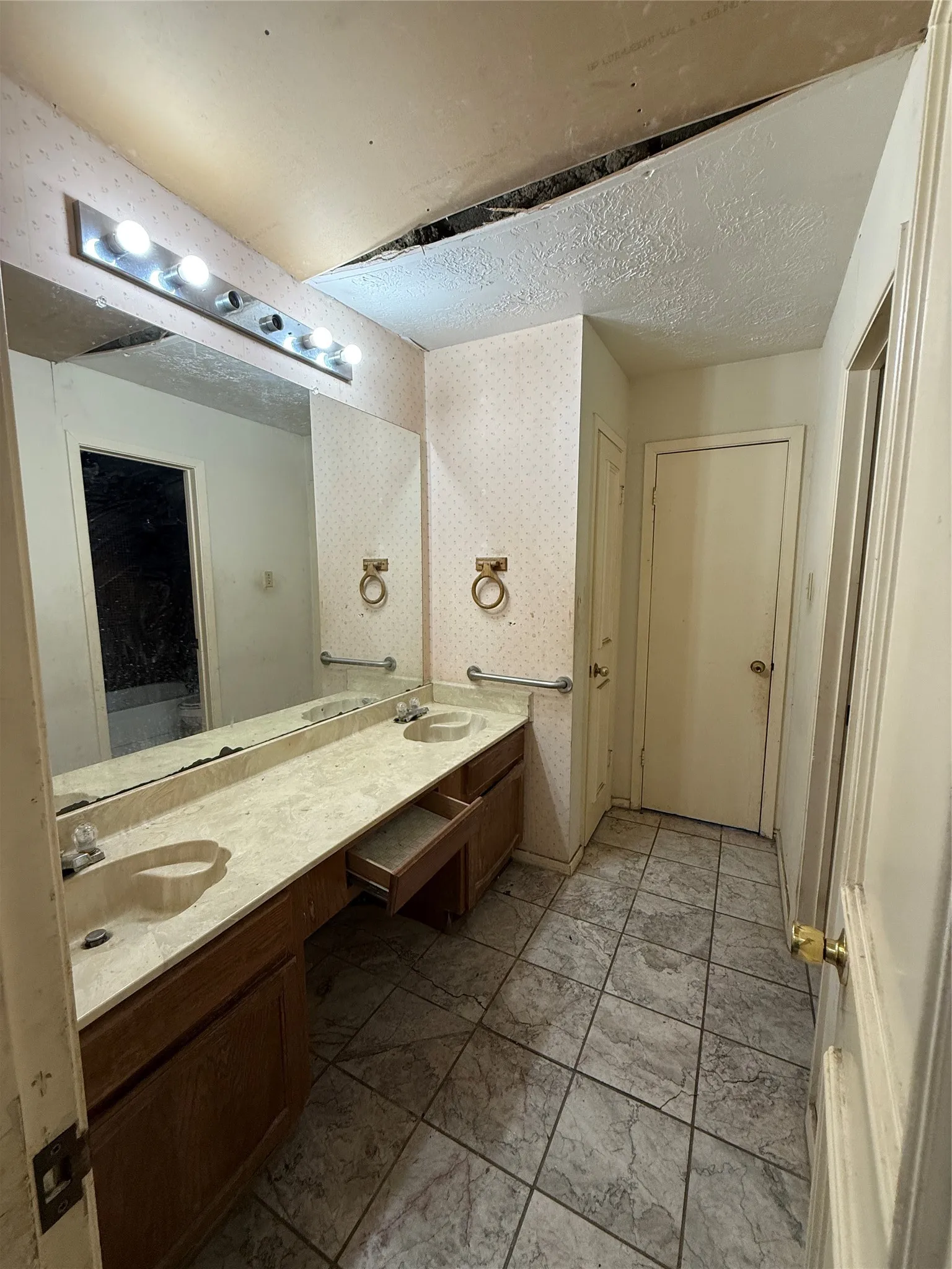 Single Family Residence For Sale in Dallas County , 626 Rosedown Lane, Mesquite, Texas 75150, 4 Bedroom, 2 Bathroom, 2 Garage spaces, 1,951 Sqft, built in 1982, mls#21392790, Real Estate Agent in Mesquite, Homes For Sale in Dallas county, Homes For Sale in Mesquite, Realtor in Mesquite Texas, Real Estate Brokerage Independent Realty Texas, Luminita Cordes Realtor
