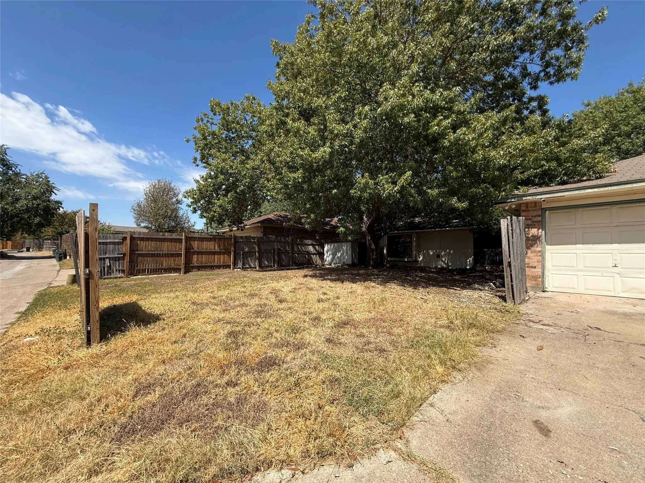 Single Family Residence For Sale in Dallas County , 626 Rosedown Lane, Mesquite, Texas 75150, 4 Bedroom, 2 Bathroom, 2 Garage spaces, 1,951 Sqft, built in 1982, mls#21392790, Real Estate Agent in Mesquite, Homes For Sale in Dallas county, Homes For Sale in Mesquite, Realtor in Mesquite Texas, Real Estate Brokerage Independent Realty Texas, Luminita Cordes Realtor