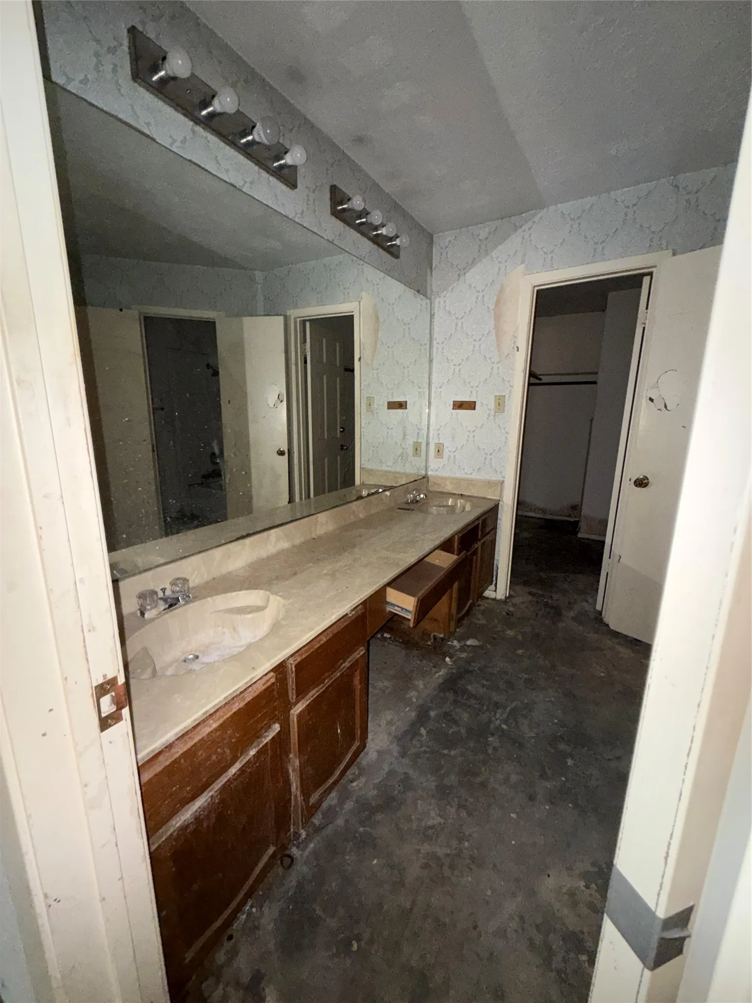 Single Family Residence For Sale in Dallas County , 626 Rosedown Lane, Mesquite, Texas 75150, 4 Bedroom, 2 Bathroom, 2 Garage spaces, 1,951 Sqft, built in 1982, mls#21392790, Real Estate Agent in Mesquite, Homes For Sale in Dallas county, Homes For Sale in Mesquite, Realtor in Mesquite Texas, Real Estate Brokerage Independent Realty Texas, Luminita Cordes Realtor