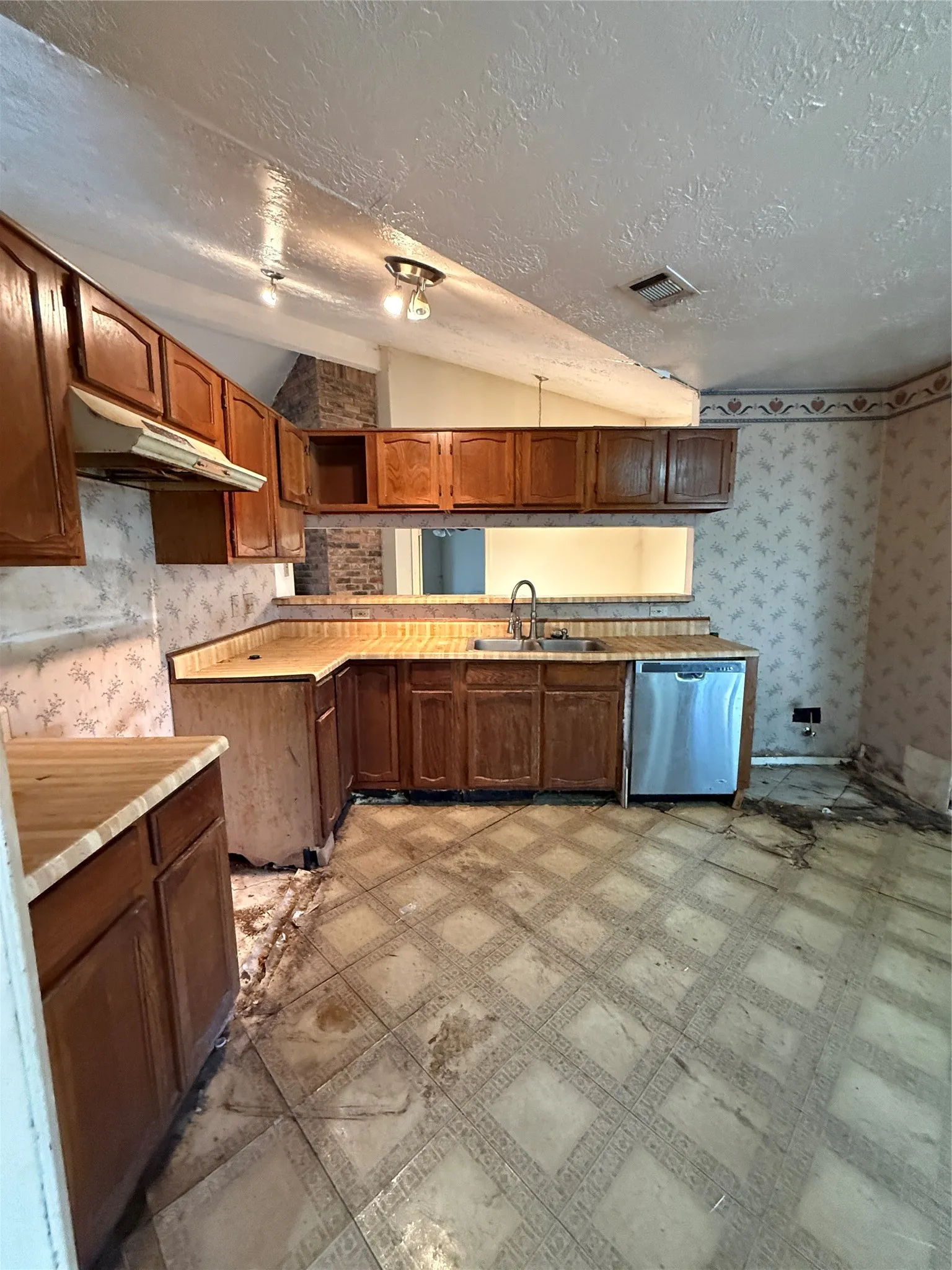 Single Family Residence For Sale in Dallas County , 626 Rosedown Lane, Mesquite, Texas 75150, 4 Bedroom, 2 Bathroom, 2 Garage spaces, 1,951 Sqft, built in 1982, mls#21392790, Real Estate Agent in Mesquite, Homes For Sale in Dallas county, Homes For Sale in Mesquite, Realtor in Mesquite Texas, Real Estate Brokerage Independent Realty Texas, Luminita Cordes Realtor