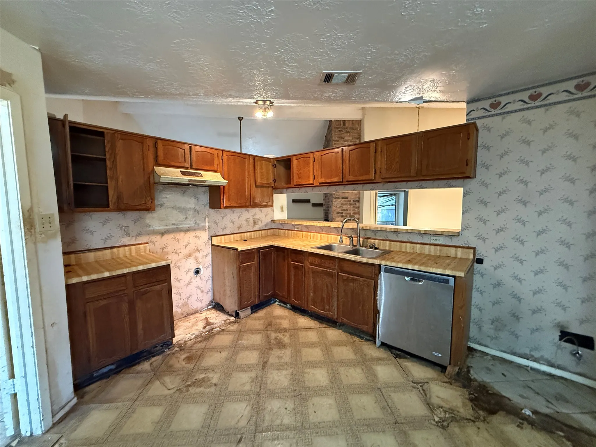 Single Family Residence For Sale in Dallas County , 626 Rosedown Lane, Mesquite, Texas 75150, 4 Bedroom, 2 Bathroom, 2 Garage spaces, 1,951 Sqft, built in 1982, mls#21392790, Real Estate Agent in Mesquite, Homes For Sale in Dallas county, Homes For Sale in Mesquite, Realtor in Mesquite Texas, Real Estate Brokerage Independent Realty Texas, Luminita Cordes Realtor