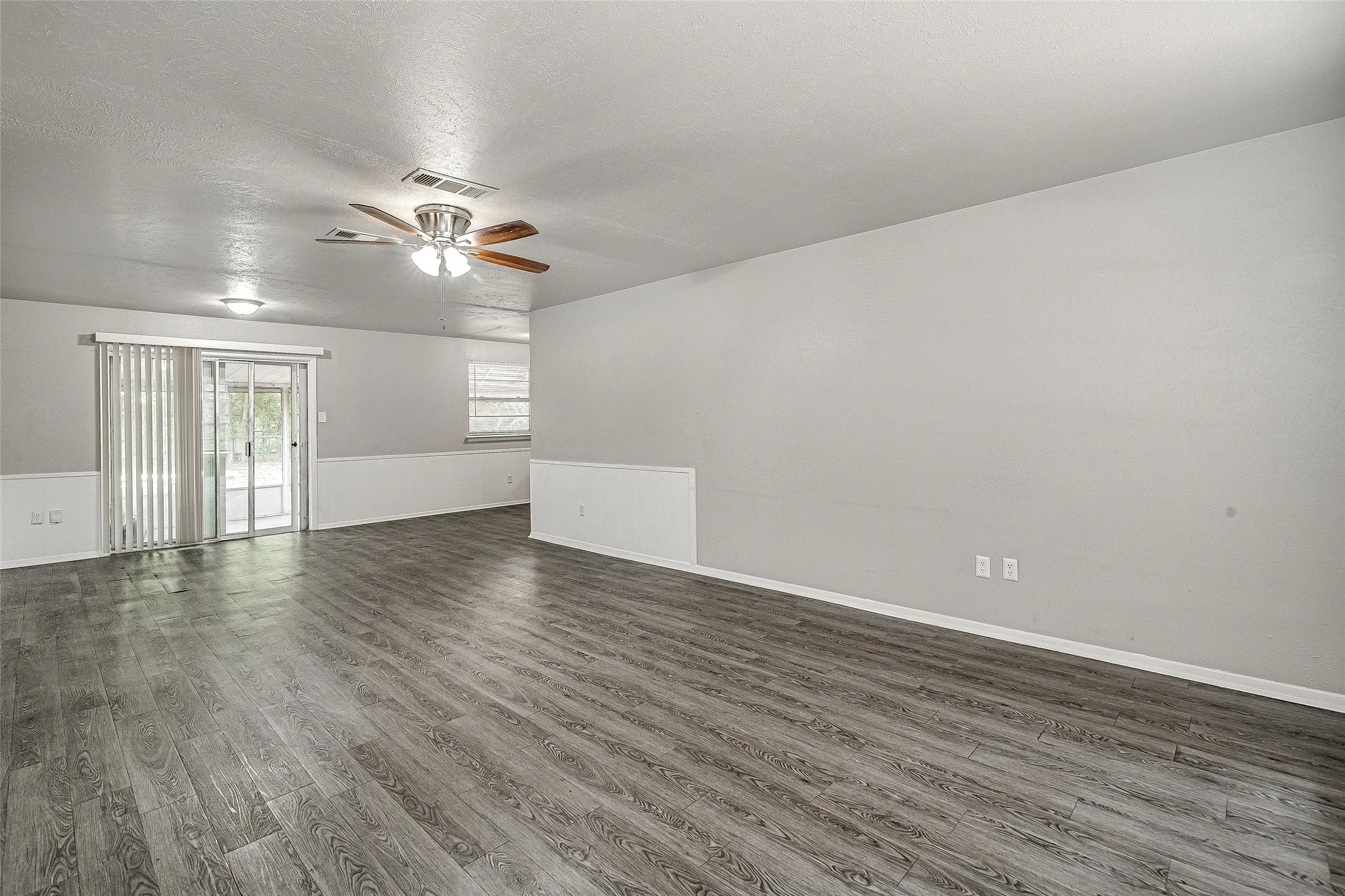 Single Family Residence For Rent in Tarrant County , 509 Branch Circle W, White Settlement, Texas 76108, 3 Bedroom, 2 Bathroom, 2 Garage spaces, 1,260 Sqft, built in 1966, mls#21392794, Real Estate Agent in White Settlement, Homes For Rent in Tarrant county, Homes For Rent in White Settlement, Realtor in White Settlement Texas, Real Estate Brokerage Independent Realty Texas, Luminita Cordes Realtor