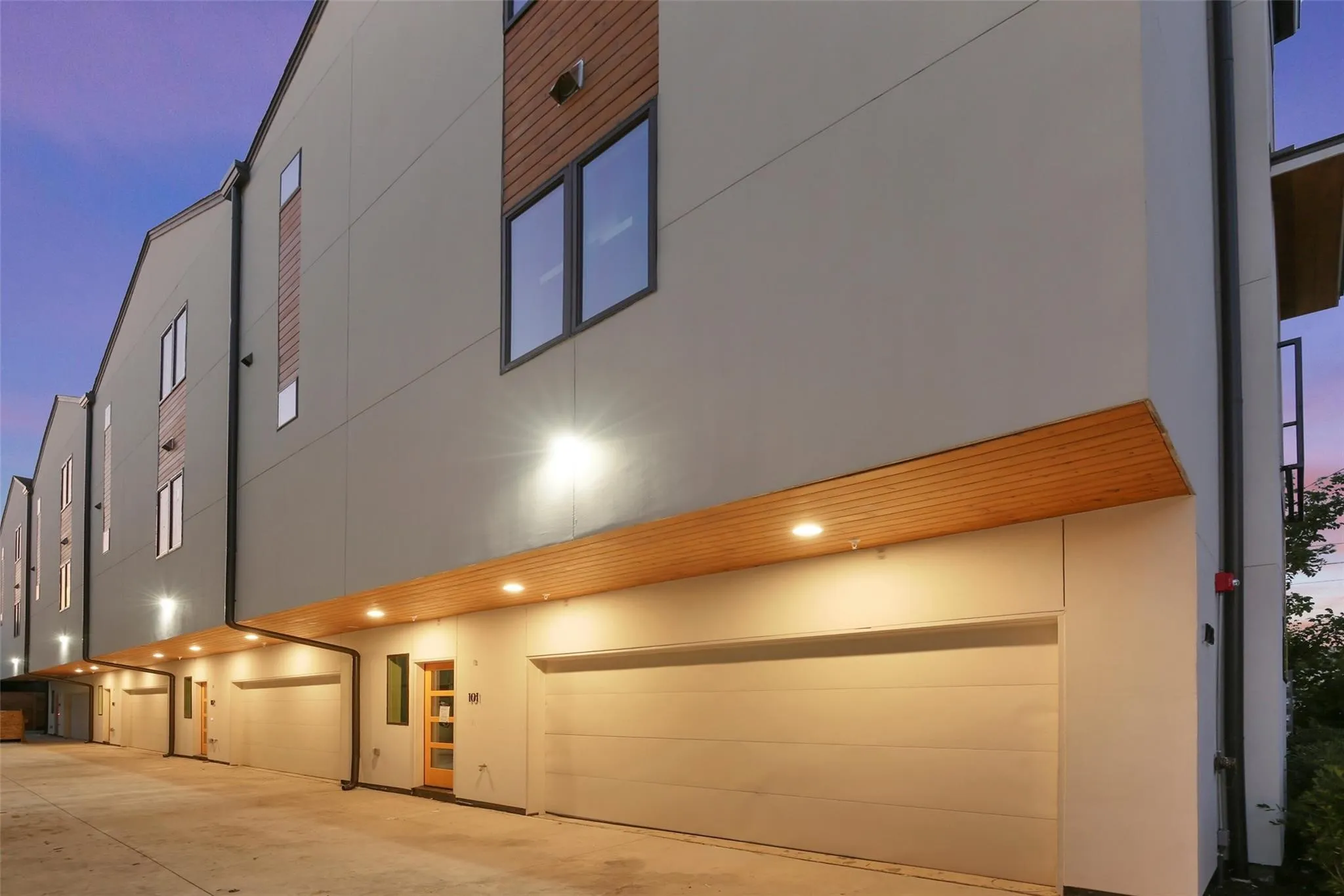 Condominium For Sale in Dallas County , 2723 Kimsey Drive 102, Dallas, Texas 75235, 2 Bedroom, 3 Bathroom, 2 Garage spaces, 1,821 Sqft, built in 2020, mls#21392805, Real Estate Agent in Dallas, Homes For Sale in Dallas county, Homes For Sale in Dallas, Realtor in Dallas Texas, Real Estate Brokerage Independent Realty Texas, Luminita Cordes Realtor