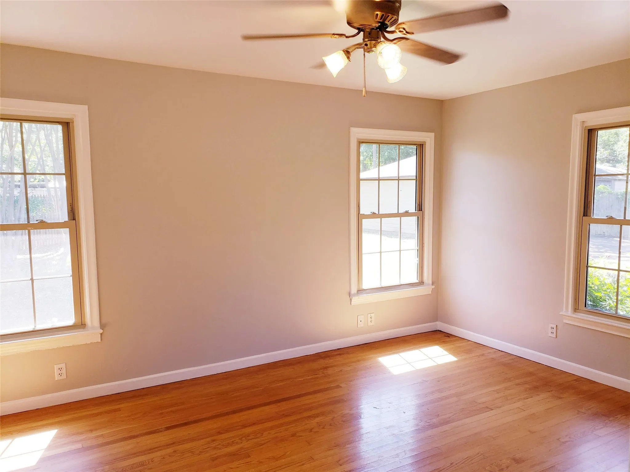 Duplex For Rent in Dallas County , 9344 San Fernando Way, Dallas, Texas 75218, 2 Bedroom, 1 Bathroom, 1 Garage spaces, 1,131 Sqft, built in 1951, mls#21388492, Real Estate Agent in Dallas, Homes For Rent in Dallas county, Homes For Rent in Dallas, Realtor in Dallas Texas, Real Estate Brokerage Independent Realty Texas, Luminita Cordes Realtor