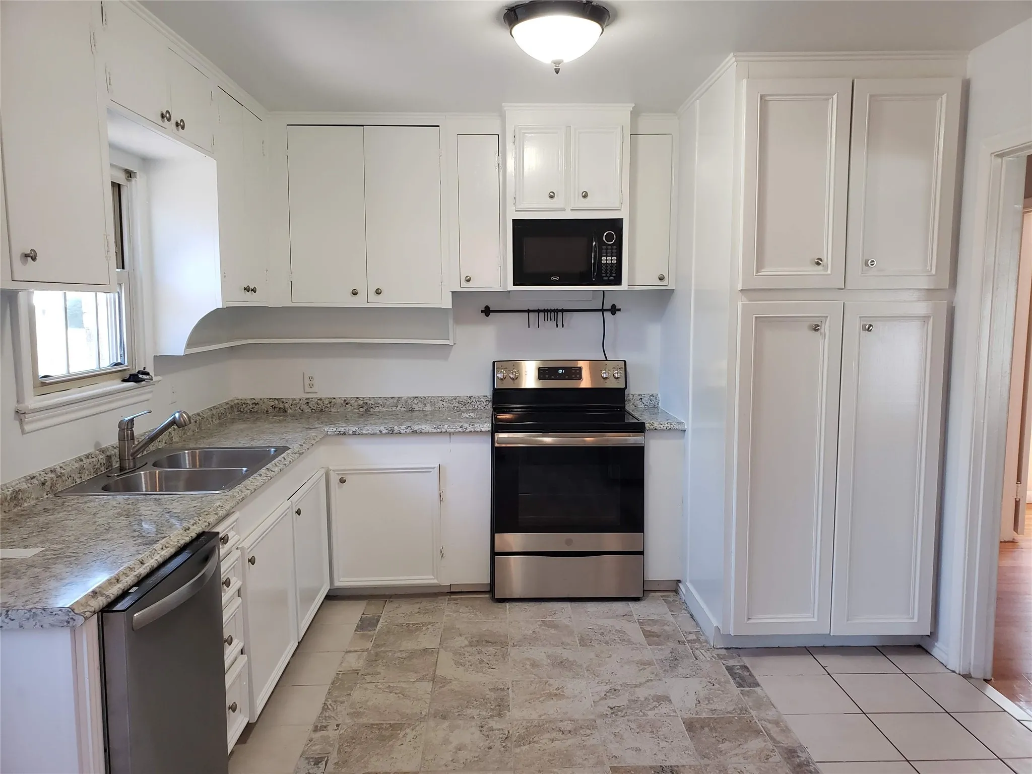 Duplex For Rent in Dallas County , 9344 San Fernando Way, Dallas, Texas 75218, 2 Bedroom, 1 Bathroom, 1 Garage spaces, 1,131 Sqft, built in 1951, mls#21388492, Real Estate Agent in Dallas, Homes For Rent in Dallas county, Homes For Rent in Dallas, Realtor in Dallas Texas, Real Estate Brokerage Independent Realty Texas, Luminita Cordes Realtor