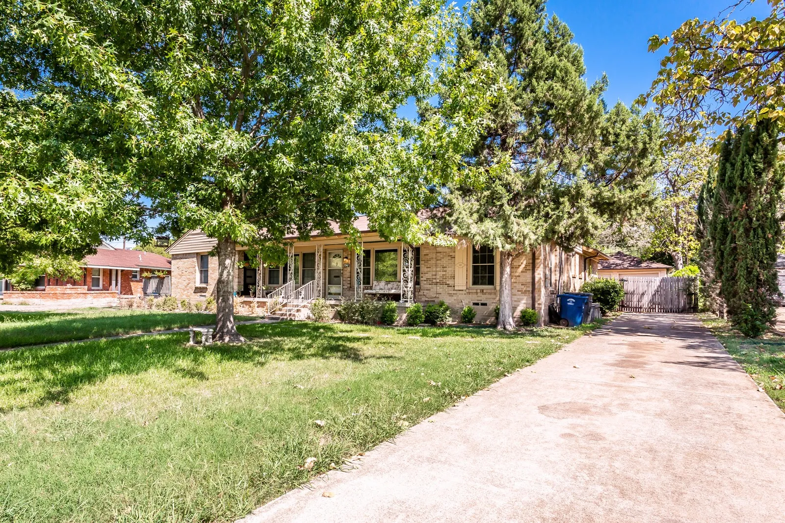 Duplex For Rent in Dallas County , 9344 San Fernando Way, Dallas, Texas 75218, 2 Bedroom, 1 Bathroom, 1 Garage spaces, 1,131 Sqft, built in 1951, mls#21388492, Real Estate Agent in Dallas, Homes For Rent in Dallas county, Homes For Rent in Dallas, Realtor in Dallas Texas, Real Estate Brokerage Independent Realty Texas, Luminita Cordes Realtor