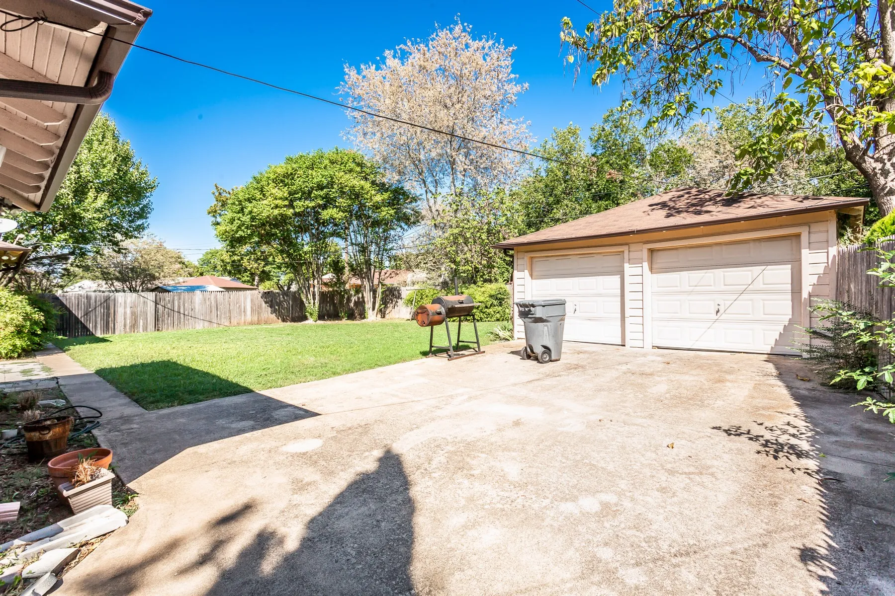 Duplex For Rent in Dallas County , 9344 San Fernando Way, Dallas, Texas 75218, 2 Bedroom, 1 Bathroom, 1 Garage spaces, 1,131 Sqft, built in 1951, mls#21388492, Real Estate Agent in Dallas, Homes For Rent in Dallas county, Homes For Rent in Dallas, Realtor in Dallas Texas, Real Estate Brokerage Independent Realty Texas, Luminita Cordes Realtor