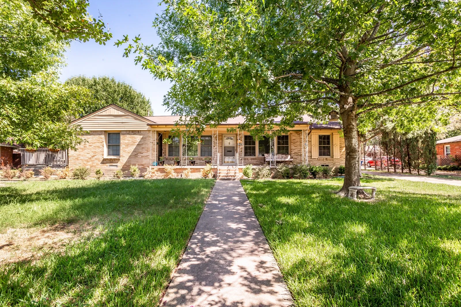 Duplex For Rent in Dallas County , 9344 San Fernando Way, Dallas, Texas 75218, 2 Bedroom, 1 Bathroom, 1 Garage spaces, 1,131 Sqft, built in 1951, mls#21388492, Real Estate Agent in Dallas, Homes For Rent in Dallas county, Homes For Rent in Dallas, Realtor in Dallas Texas, Real Estate Brokerage Independent Realty Texas, Luminita Cordes Realtor