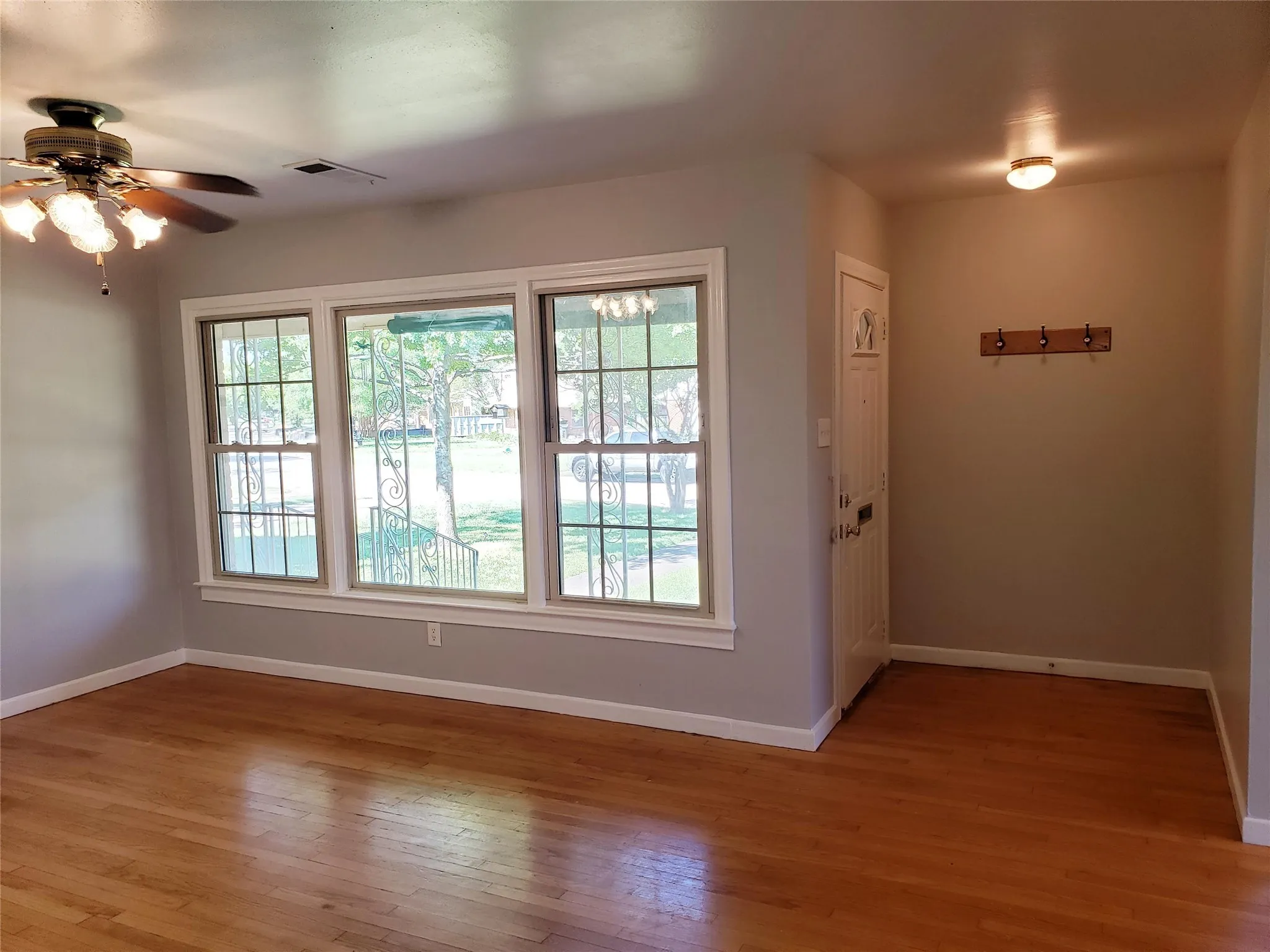 Duplex For Rent in Dallas County , 9344 San Fernando Way, Dallas, Texas 75218, 2 Bedroom, 1 Bathroom, 1 Garage spaces, 1,131 Sqft, built in 1951, mls#21388492, Real Estate Agent in Dallas, Homes For Rent in Dallas county, Homes For Rent in Dallas, Realtor in Dallas Texas, Real Estate Brokerage Independent Realty Texas, Luminita Cordes Realtor