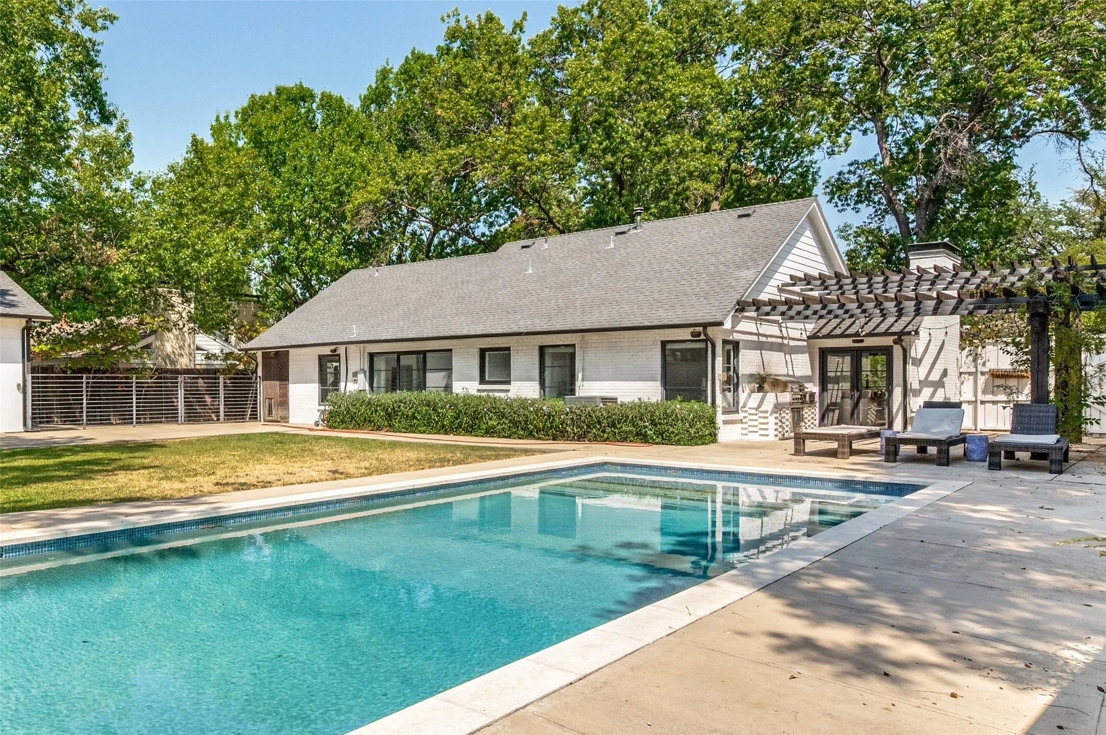 Single Family Residence For Rent in Dallas County , 6124 Del Norte Lane, Dallas, Texas 75225, 3 Bedroom, 2 Bathroom, 2 Garage spaces, 2,071 Sqft, built in 1950, mls#21392815, Real Estate Agent in Dallas, Homes For Rent in Dallas county, Homes For Rent in Dallas, Realtor in Dallas Texas, Real Estate Brokerage Independent Realty Texas, Luminita Cordes Realtor