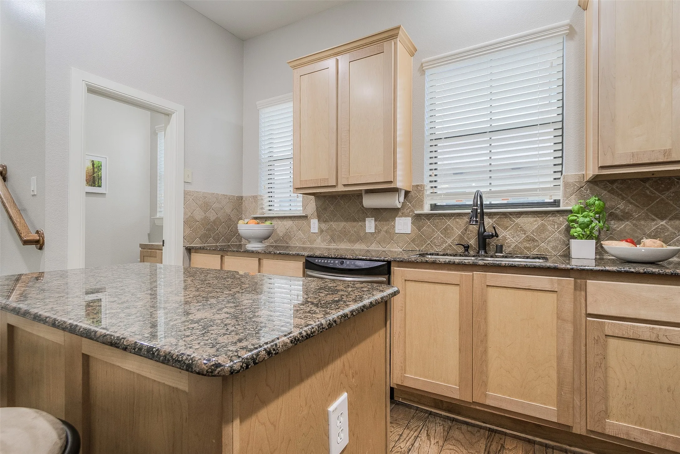 Townhouse For Rent in Dallas County , 3118 Carmel Street, Dallas, Texas 75204, 3 Bedroom, 4 Bathroom, 2 Garage spaces, 1,940 Sqft, built in 2004, mls#21392834, Real Estate Agent in Dallas, Homes For Rent in Dallas county, Homes For Rent in Dallas, Realtor in Dallas Texas, Real Estate Brokerage Independent Realty Texas, Luminita Cordes Realtor