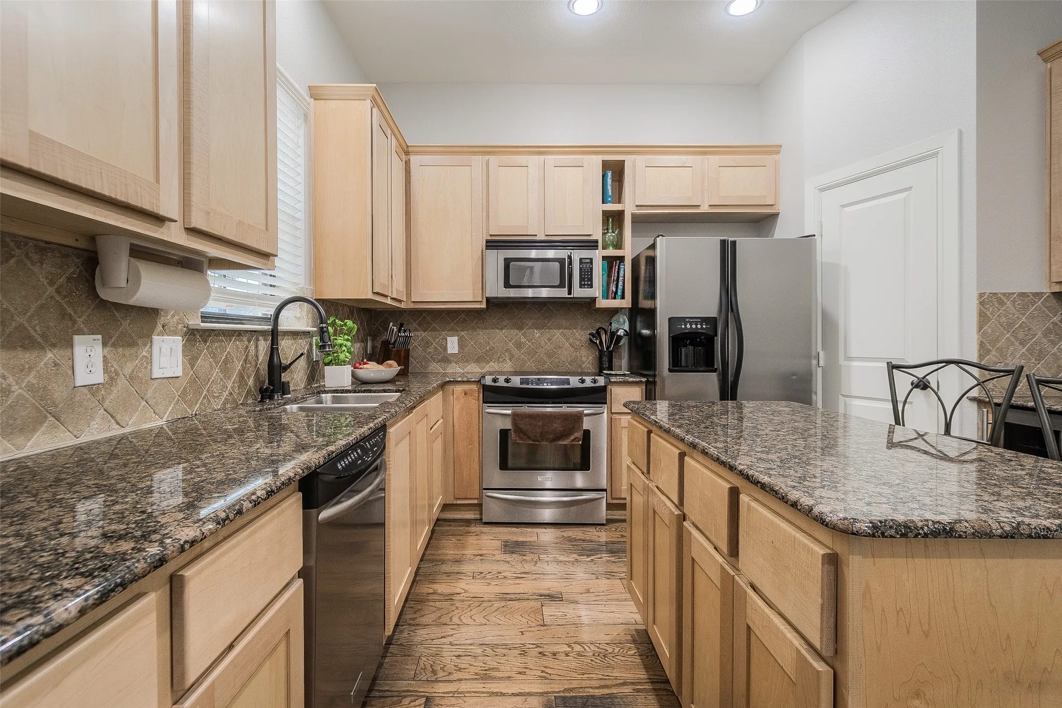 Townhouse For Rent in Dallas County , 3118 Carmel Street, Dallas, Texas 75204, 3 Bedroom, 4 Bathroom, 2 Garage spaces, 1,940 Sqft, built in 2004, mls#21392834, Real Estate Agent in Dallas, Homes For Rent in Dallas county, Homes For Rent in Dallas, Realtor in Dallas Texas, Real Estate Brokerage Independent Realty Texas, Luminita Cordes Realtor
