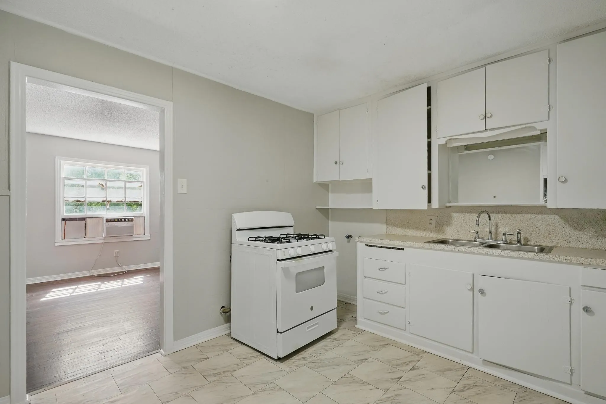 Single Family Residence For Rent in Taylor County , 1526 Green Street, Abilene, Texas 79603, 3 Bedroom, 1 Bathroom, 1 Garage spaces, 942 Sqft, built in 1950, mls#21392831, Real Estate Agent in Abilene, Homes For Rent in Taylor county, Homes For Rent in Abilene, Realtor in Abilene Texas, Real Estate Brokerage Independent Realty Texas, Luminita Cordes Realtor