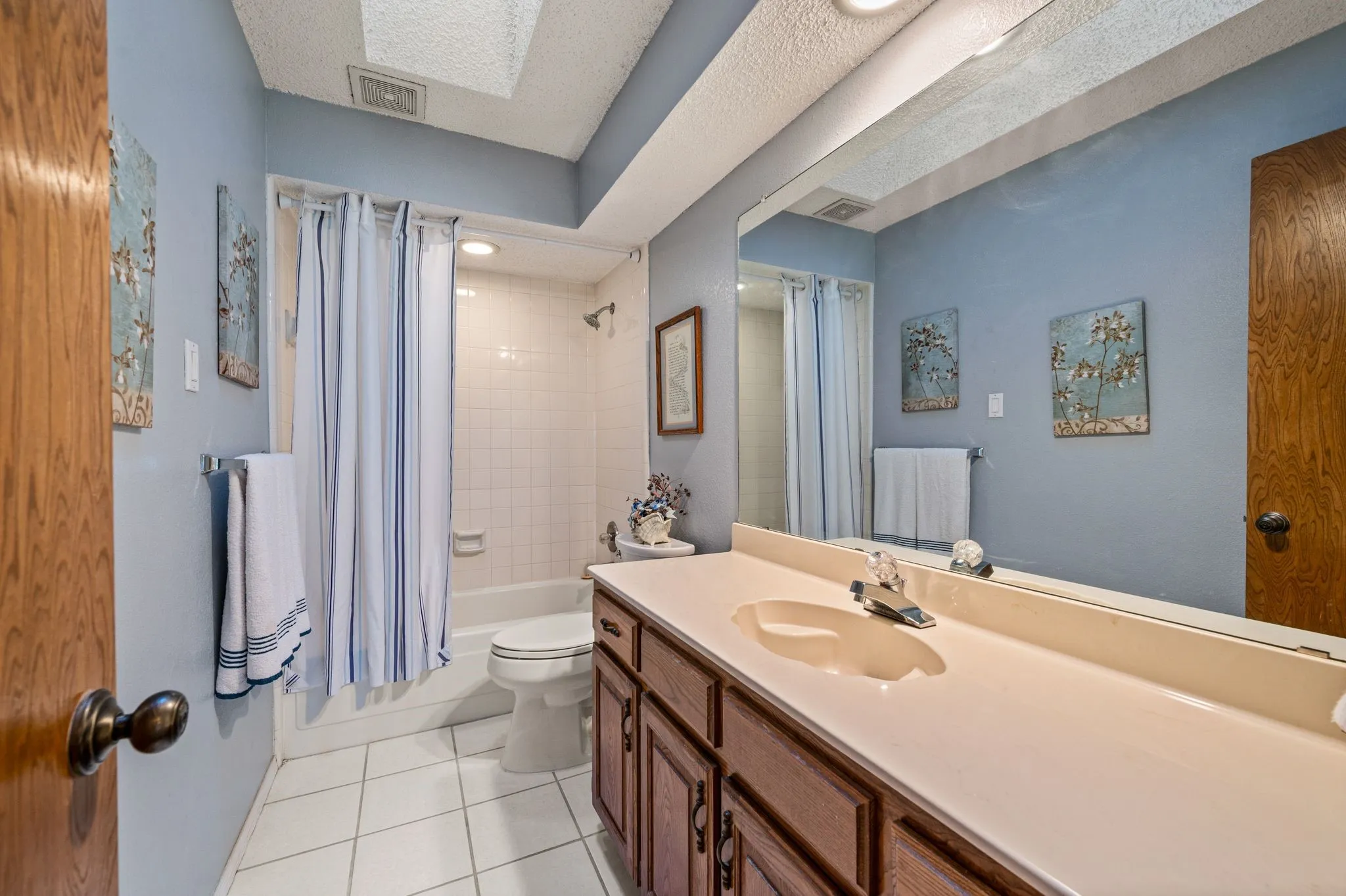 Single Family Residence For Sale in Tarrant County , 1401 Sandpiper Street, Grapevine, Texas 76051, 3 Bedroom, 2 Bathroom, 2 Garage spaces, 1,563 Sqft, built in 1984, mls#21392414, Real Estate Agent in Grapevine, Homes For Sale in Tarrant county, Homes For Sale in Grapevine, Realtor in Grapevine Texas, Real Estate Brokerage Independent Realty Texas, Luminita Cordes Realtor