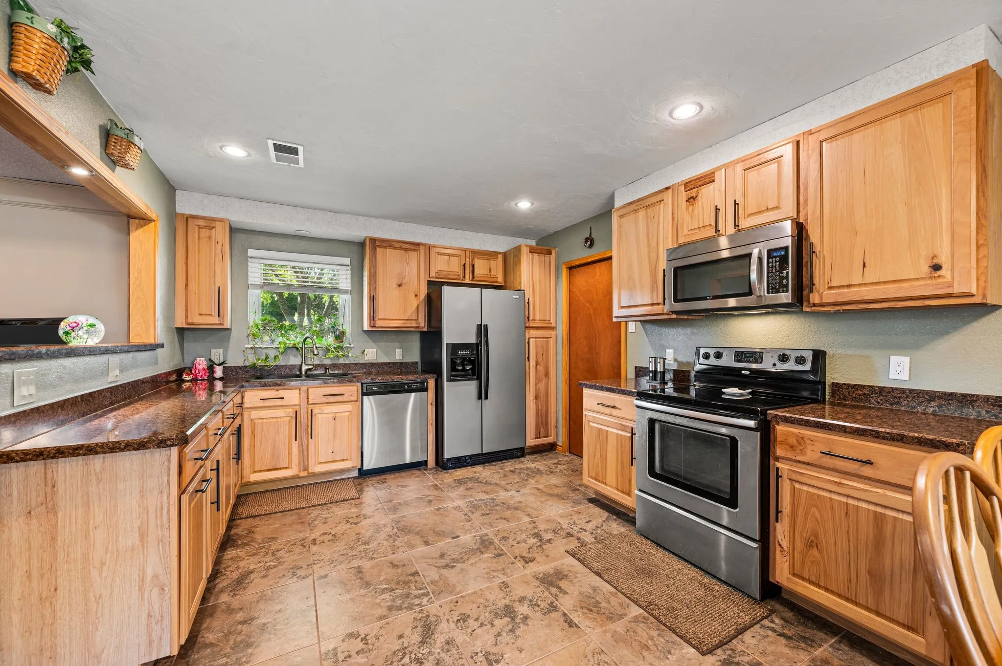 Single Family Residence For Sale in Tarrant County , 1401 Sandpiper Street, Grapevine, Texas 76051, 3 Bedroom, 2 Bathroom, 2 Garage spaces, 1,563 Sqft, built in 1984, mls#21392414, Real Estate Agent in Grapevine, Homes For Sale in Tarrant county, Homes For Sale in Grapevine, Realtor in Grapevine Texas, Real Estate Brokerage Independent Realty Texas, Luminita Cordes Realtor