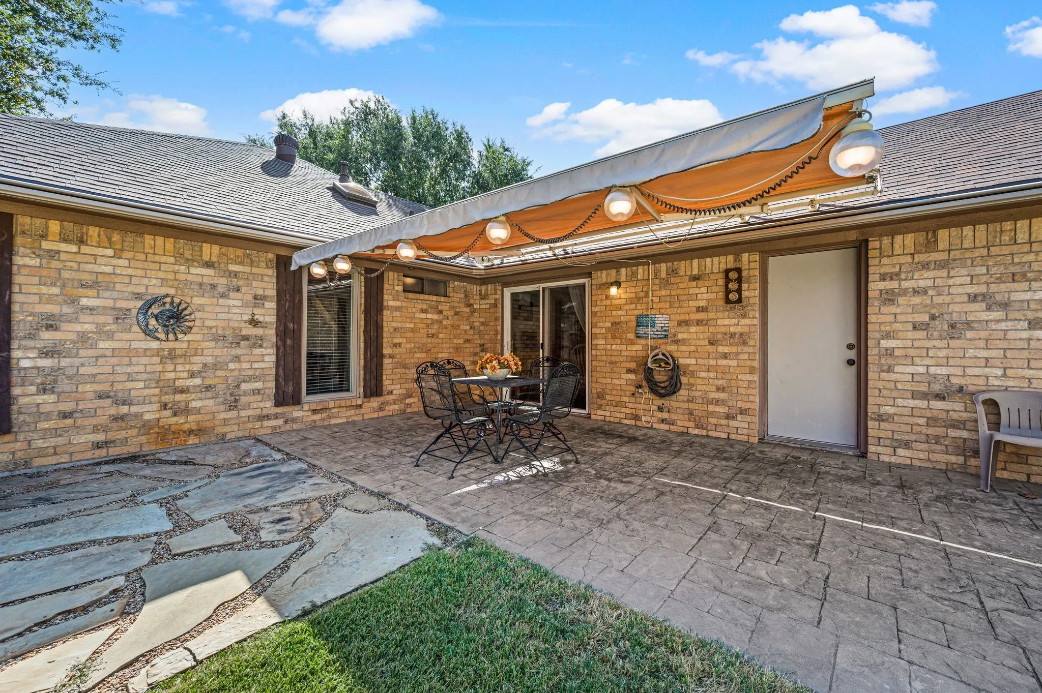 Single Family Residence For Sale in Tarrant County , 1401 Sandpiper Street, Grapevine, Texas 76051, 3 Bedroom, 2 Bathroom, 2 Garage spaces, 1,563 Sqft, built in 1984, mls#21392414, Real Estate Agent in Grapevine, Homes For Sale in Tarrant county, Homes For Sale in Grapevine, Realtor in Grapevine Texas, Real Estate Brokerage Independent Realty Texas, Luminita Cordes Realtor