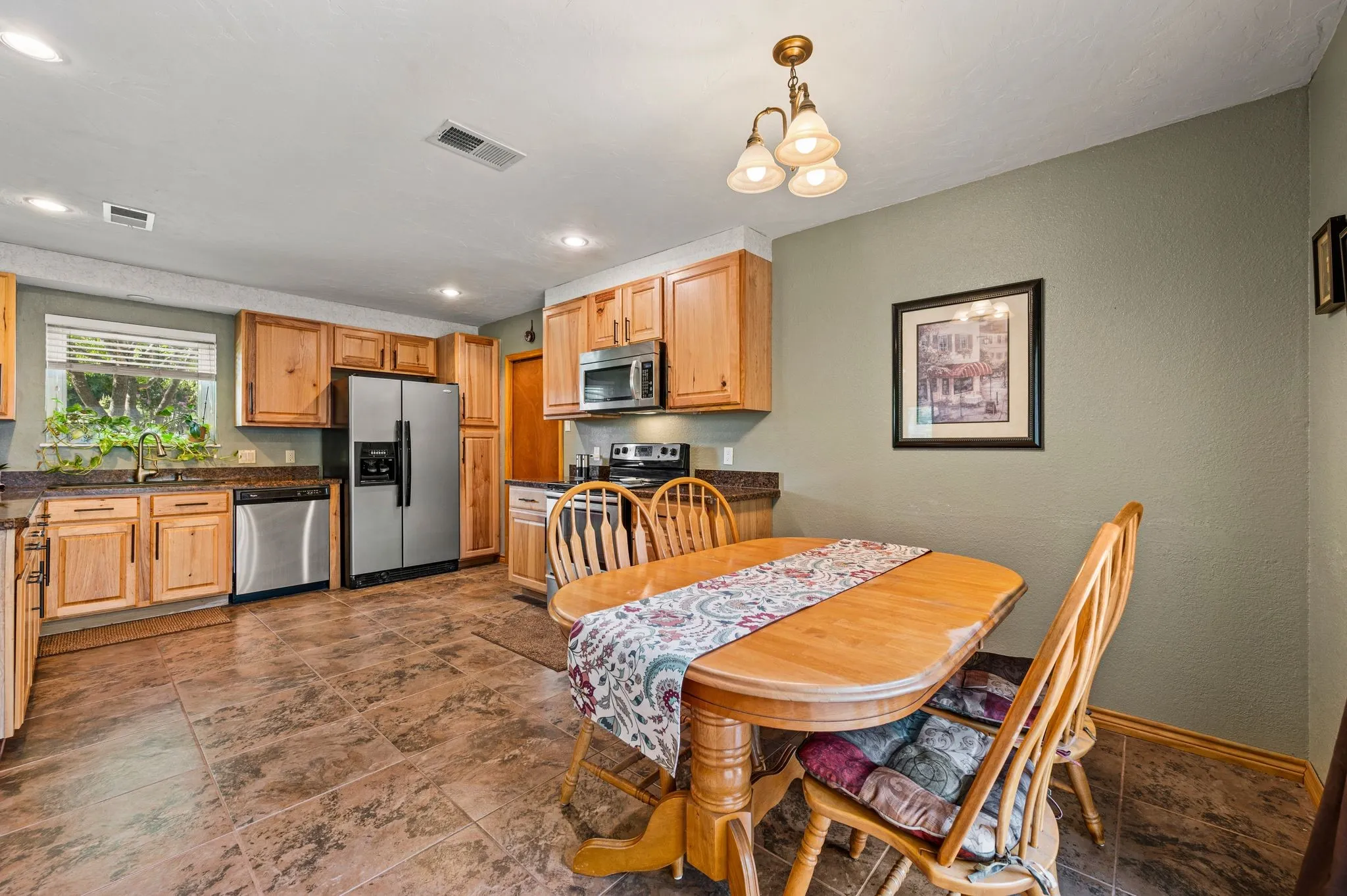 Single Family Residence For Sale in Tarrant County , 1401 Sandpiper Street, Grapevine, Texas 76051, 3 Bedroom, 2 Bathroom, 2 Garage spaces, 1,563 Sqft, built in 1984, mls#21392414, Real Estate Agent in Grapevine, Homes For Sale in Tarrant county, Homes For Sale in Grapevine, Realtor in Grapevine Texas, Real Estate Brokerage Independent Realty Texas, Luminita Cordes Realtor