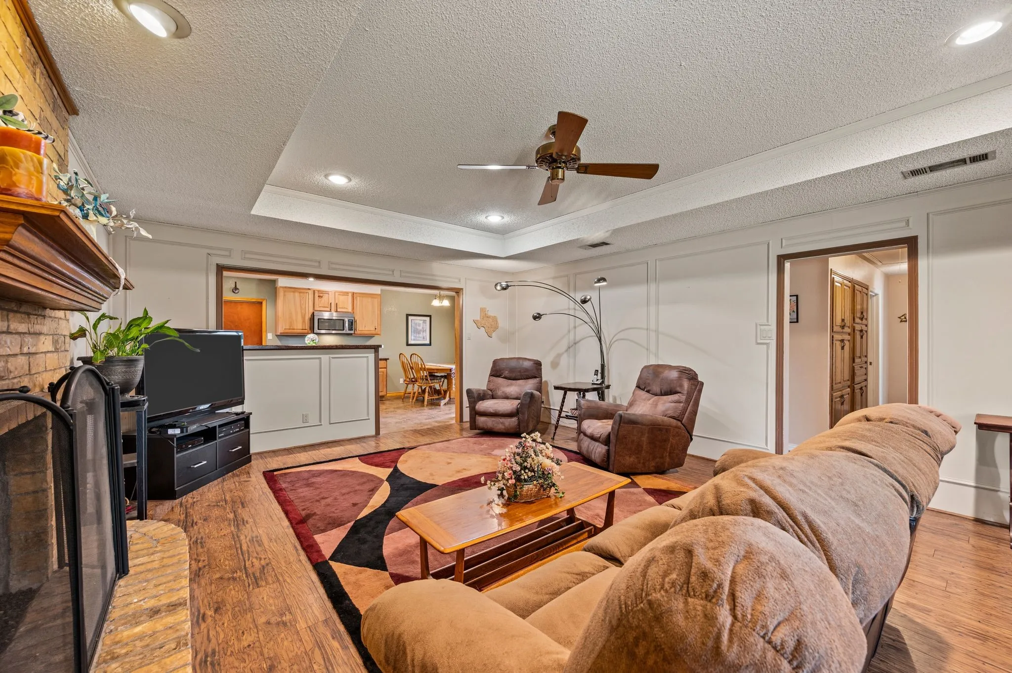 Single Family Residence For Sale in Tarrant County , 1401 Sandpiper Street, Grapevine, Texas 76051, 3 Bedroom, 2 Bathroom, 2 Garage spaces, 1,563 Sqft, built in 1984, mls#21392414, Real Estate Agent in Grapevine, Homes For Sale in Tarrant county, Homes For Sale in Grapevine, Realtor in Grapevine Texas, Real Estate Brokerage Independent Realty Texas, Luminita Cordes Realtor