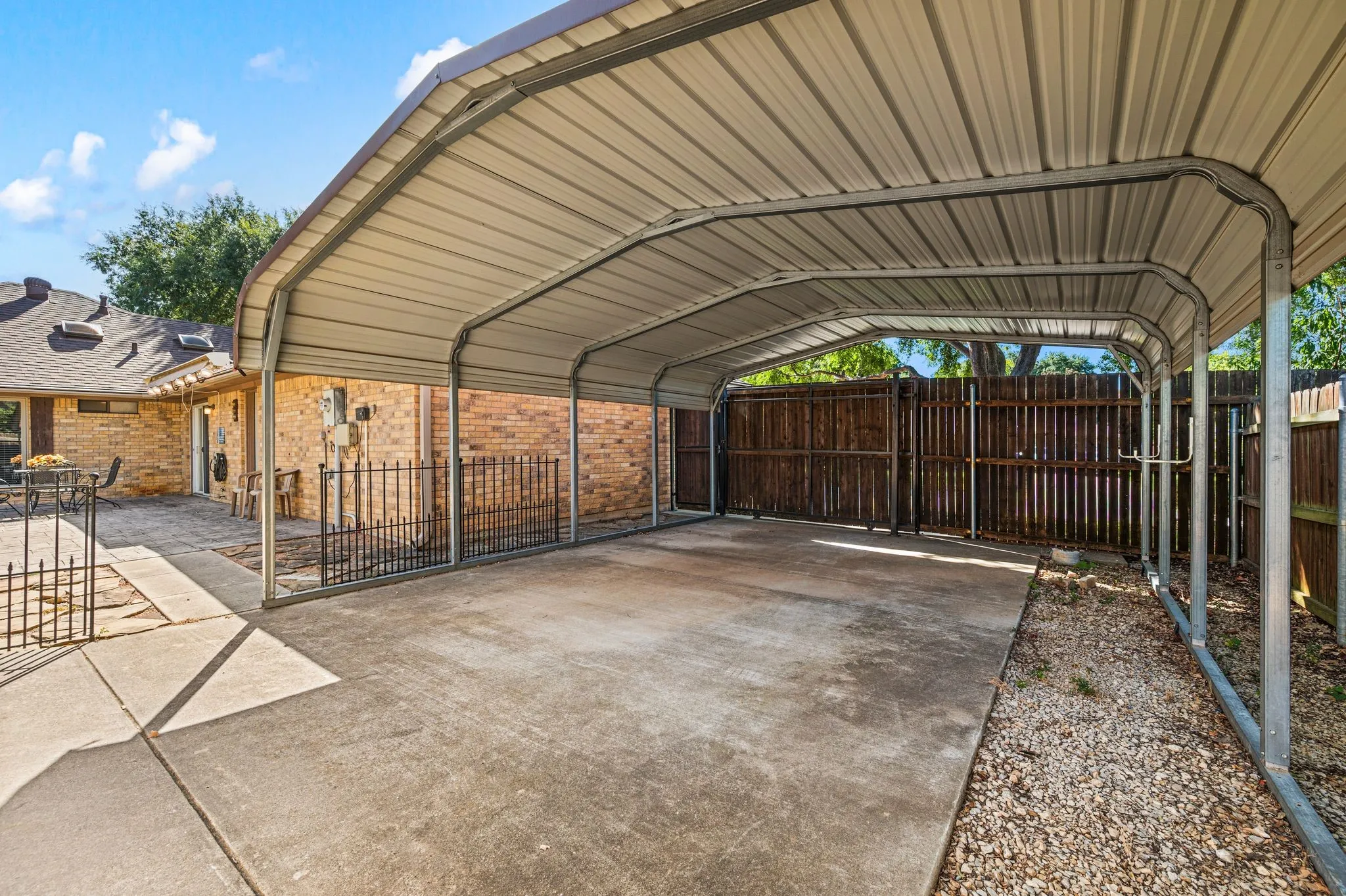 Single Family Residence For Sale in Tarrant County , 1401 Sandpiper Street, Grapevine, Texas 76051, 3 Bedroom, 2 Bathroom, 2 Garage spaces, 1,563 Sqft, built in 1984, mls#21392414, Real Estate Agent in Grapevine, Homes For Sale in Tarrant county, Homes For Sale in Grapevine, Realtor in Grapevine Texas, Real Estate Brokerage Independent Realty Texas, Luminita Cordes Realtor