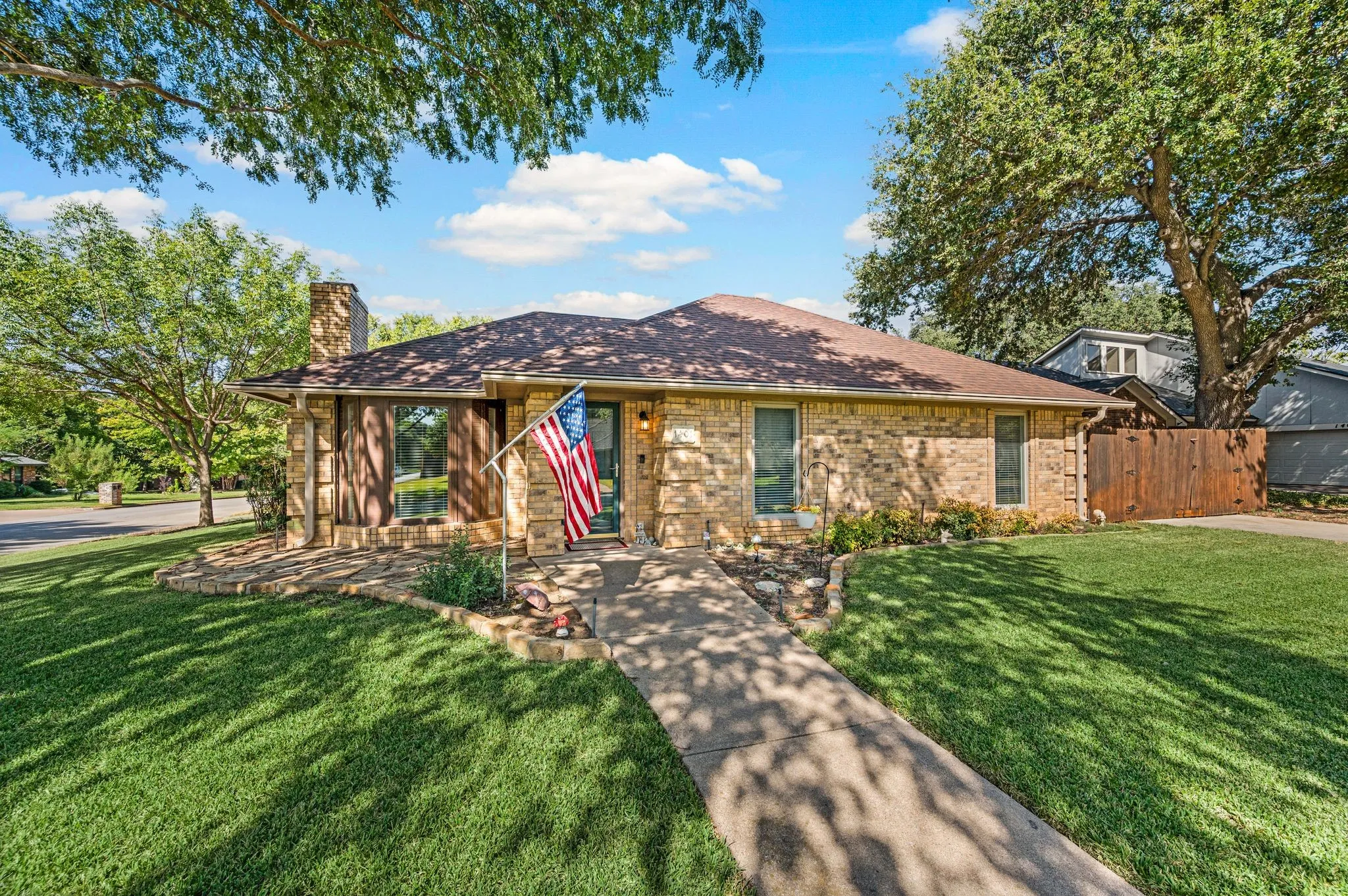 Single Family Residence For Sale in Tarrant County , 1401 Sandpiper Street, Grapevine, Texas 76051, 3 Bedroom, 2 Bathroom, 2 Garage spaces, 1,563 Sqft, built in 1984, mls#21392414, Real Estate Agent in Grapevine, Homes For Sale in Tarrant county, Homes For Sale in Grapevine, Realtor in Grapevine Texas, Real Estate Brokerage Independent Realty Texas, Luminita Cordes Realtor