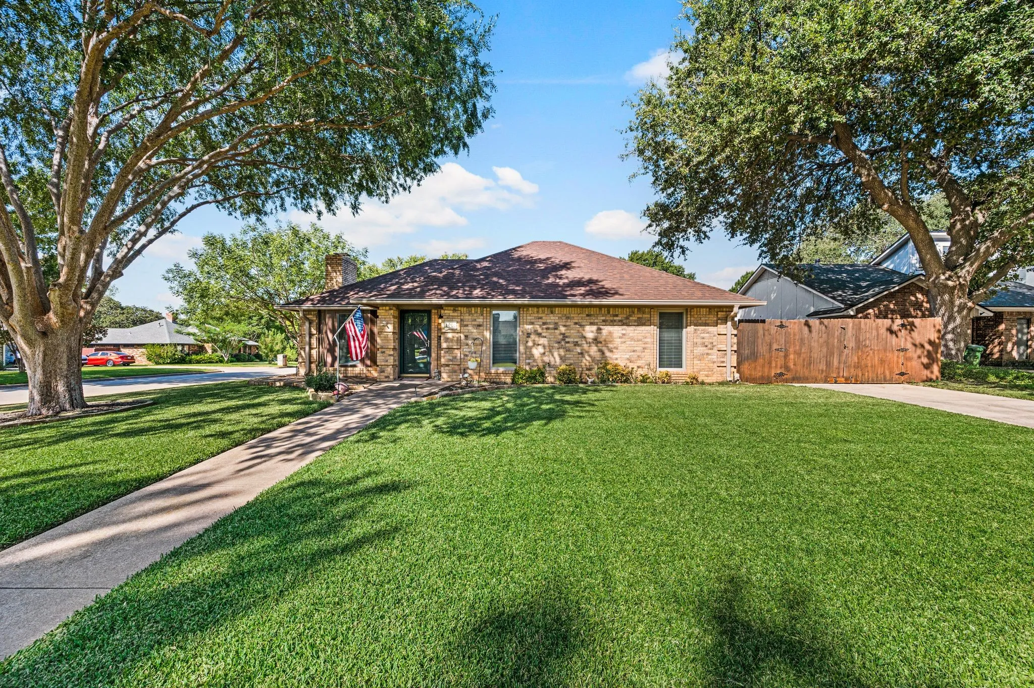 Single Family Residence For Sale in Tarrant County , 1401 Sandpiper Street, Grapevine, Texas 76051, 3 Bedroom, 2 Bathroom, 2 Garage spaces, 1,563 Sqft, built in 1984, mls#21392414, Real Estate Agent in Grapevine, Homes For Sale in Tarrant county, Homes For Sale in Grapevine, Realtor in Grapevine Texas, Real Estate Brokerage Independent Realty Texas, Luminita Cordes Realtor