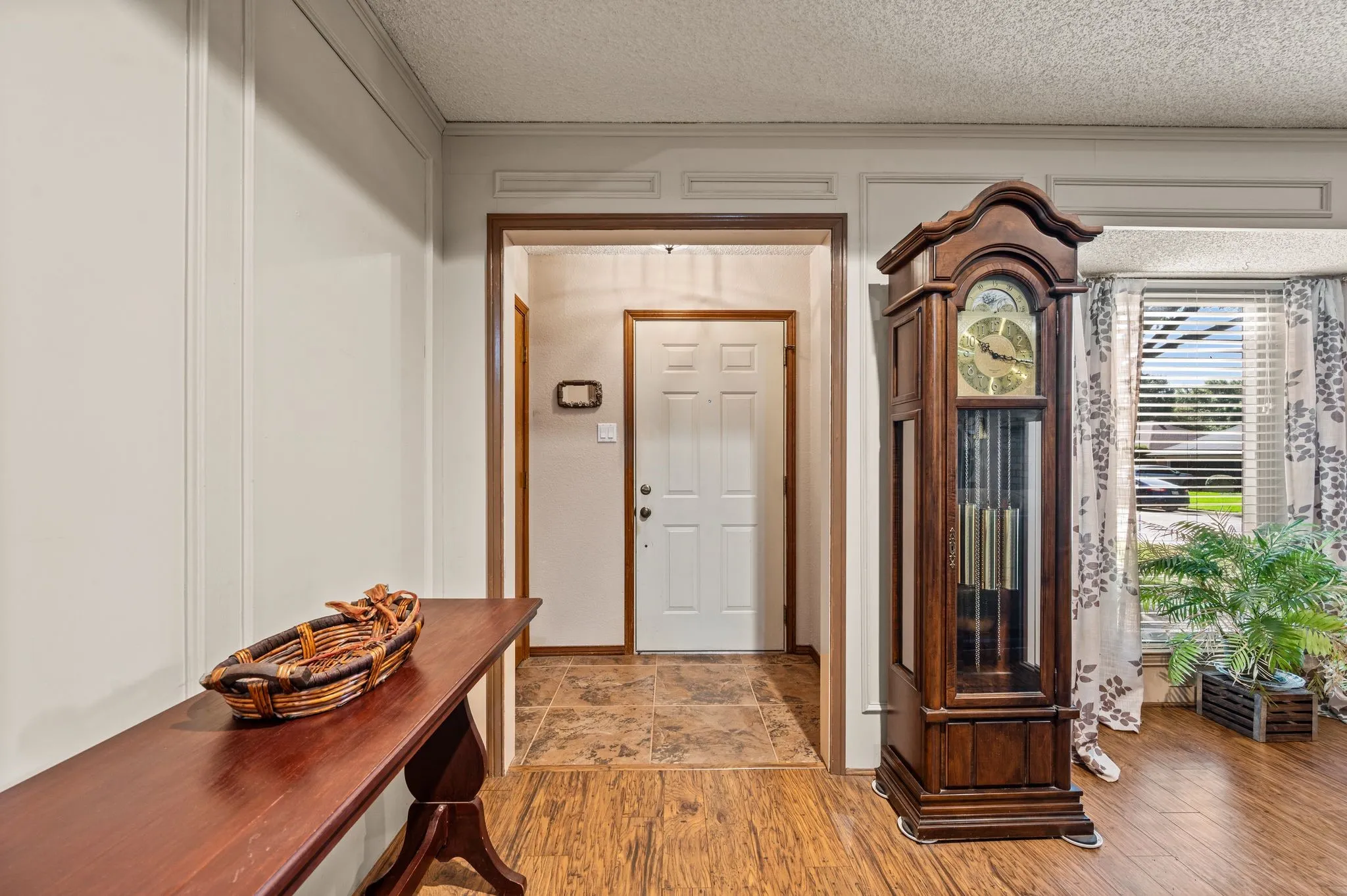 Single Family Residence For Sale in Tarrant County , 1401 Sandpiper Street, Grapevine, Texas 76051, 3 Bedroom, 2 Bathroom, 2 Garage spaces, 1,563 Sqft, built in 1984, mls#21392414, Real Estate Agent in Grapevine, Homes For Sale in Tarrant county, Homes For Sale in Grapevine, Realtor in Grapevine Texas, Real Estate Brokerage Independent Realty Texas, Luminita Cordes Realtor
