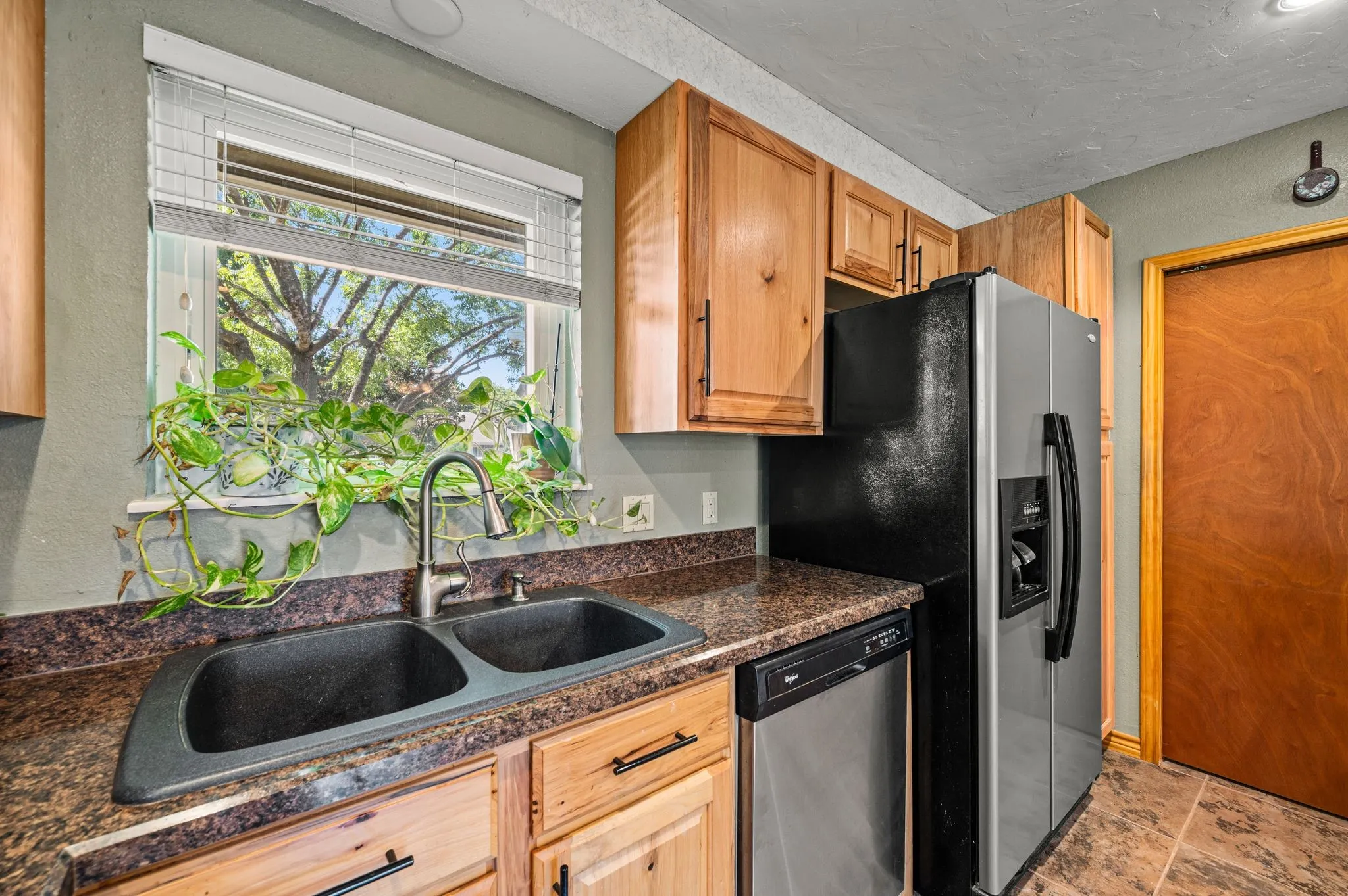 Single Family Residence For Sale in Tarrant County , 1401 Sandpiper Street, Grapevine, Texas 76051, 3 Bedroom, 2 Bathroom, 2 Garage spaces, 1,563 Sqft, built in 1984, mls#21392414, Real Estate Agent in Grapevine, Homes For Sale in Tarrant county, Homes For Sale in Grapevine, Realtor in Grapevine Texas, Real Estate Brokerage Independent Realty Texas, Luminita Cordes Realtor