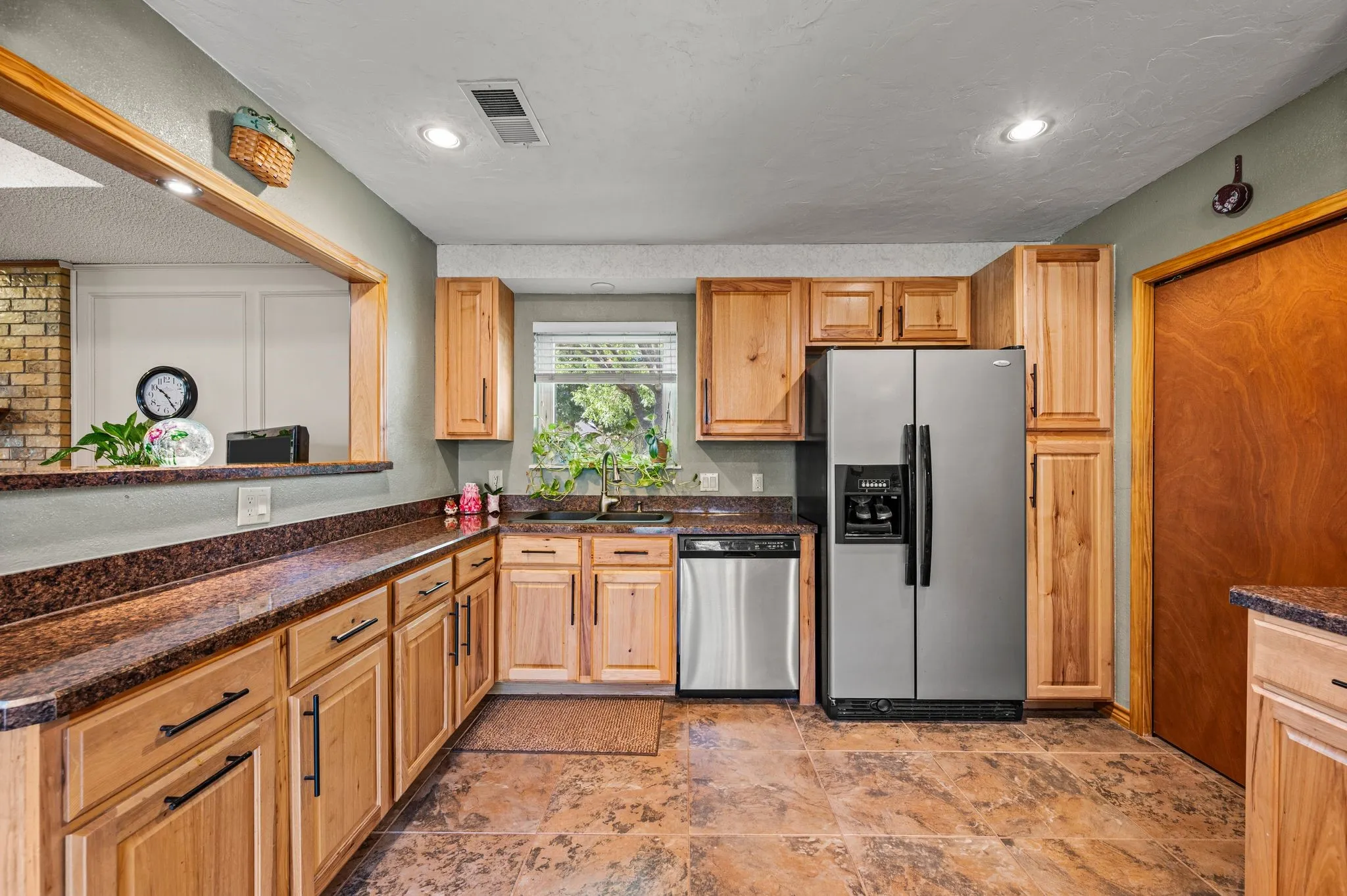 Single Family Residence For Sale in Tarrant County , 1401 Sandpiper Street, Grapevine, Texas 76051, 3 Bedroom, 2 Bathroom, 2 Garage spaces, 1,563 Sqft, built in 1984, mls#21392414, Real Estate Agent in Grapevine, Homes For Sale in Tarrant county, Homes For Sale in Grapevine, Realtor in Grapevine Texas, Real Estate Brokerage Independent Realty Texas, Luminita Cordes Realtor