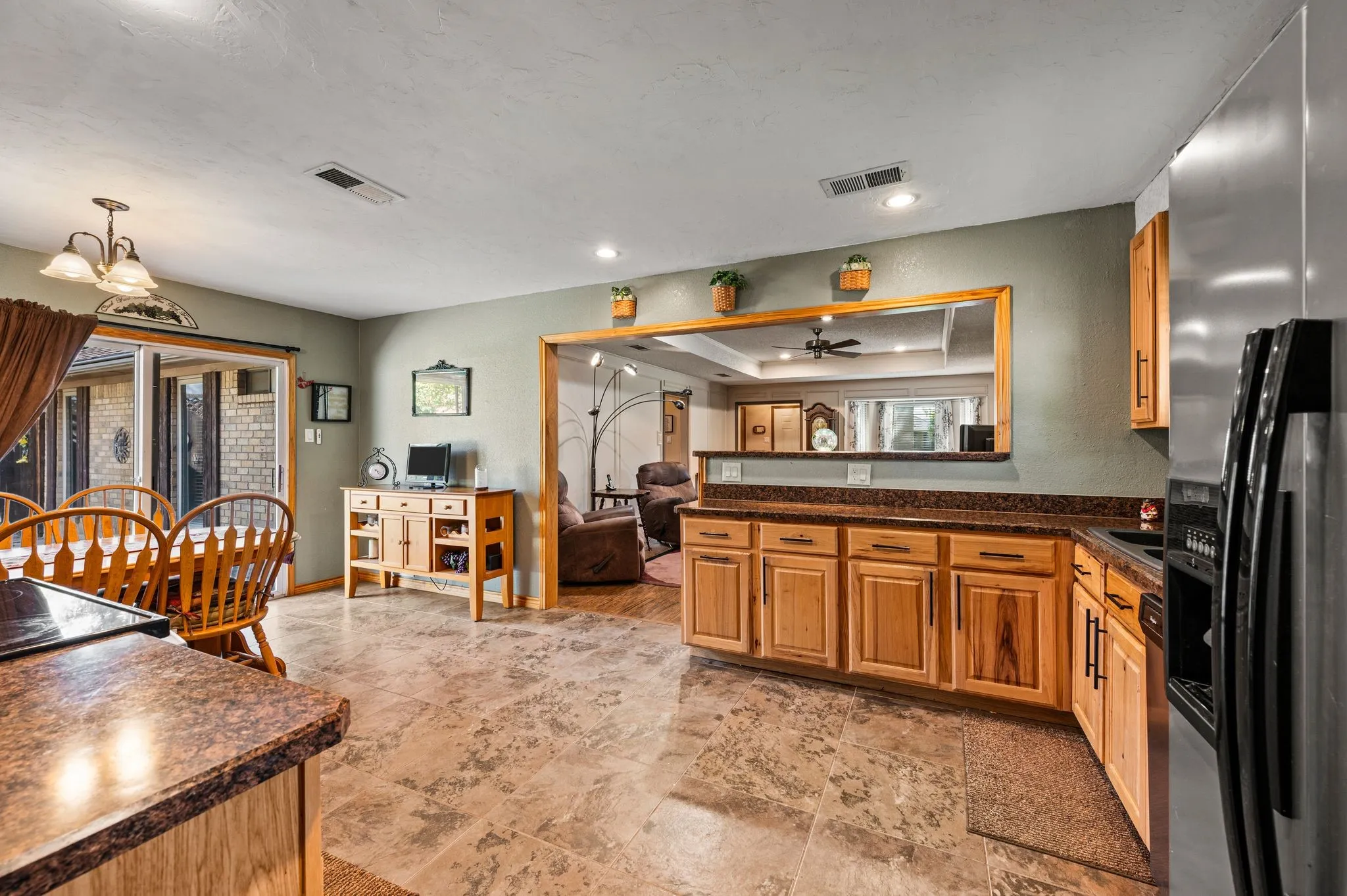 Single Family Residence For Sale in Tarrant County , 1401 Sandpiper Street, Grapevine, Texas 76051, 3 Bedroom, 2 Bathroom, 2 Garage spaces, 1,563 Sqft, built in 1984, mls#21392414, Real Estate Agent in Grapevine, Homes For Sale in Tarrant county, Homes For Sale in Grapevine, Realtor in Grapevine Texas, Real Estate Brokerage Independent Realty Texas, Luminita Cordes Realtor