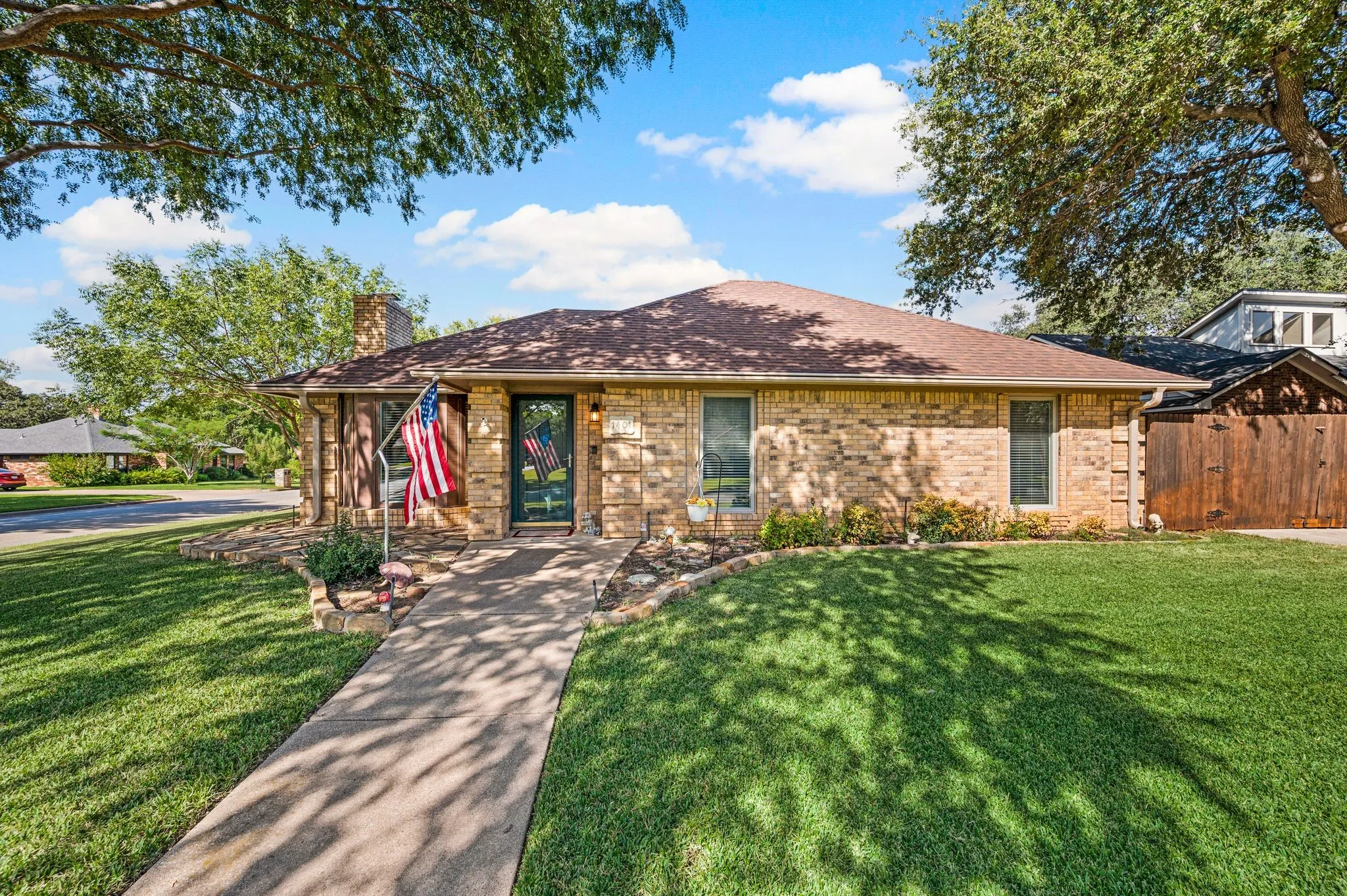 Single Family Residence For Sale in Tarrant County , 1401 Sandpiper Street, Grapevine, Texas 76051, 3 Bedroom, 2 Bathroom, 2 Garage spaces, 1,563 Sqft, built in 1984, mls#21392414, Real Estate Agent in Grapevine, Homes For Sale in Tarrant county, Homes For Sale in Grapevine, Realtor in Grapevine Texas, Real Estate Brokerage Independent Realty Texas, Luminita Cordes Realtor