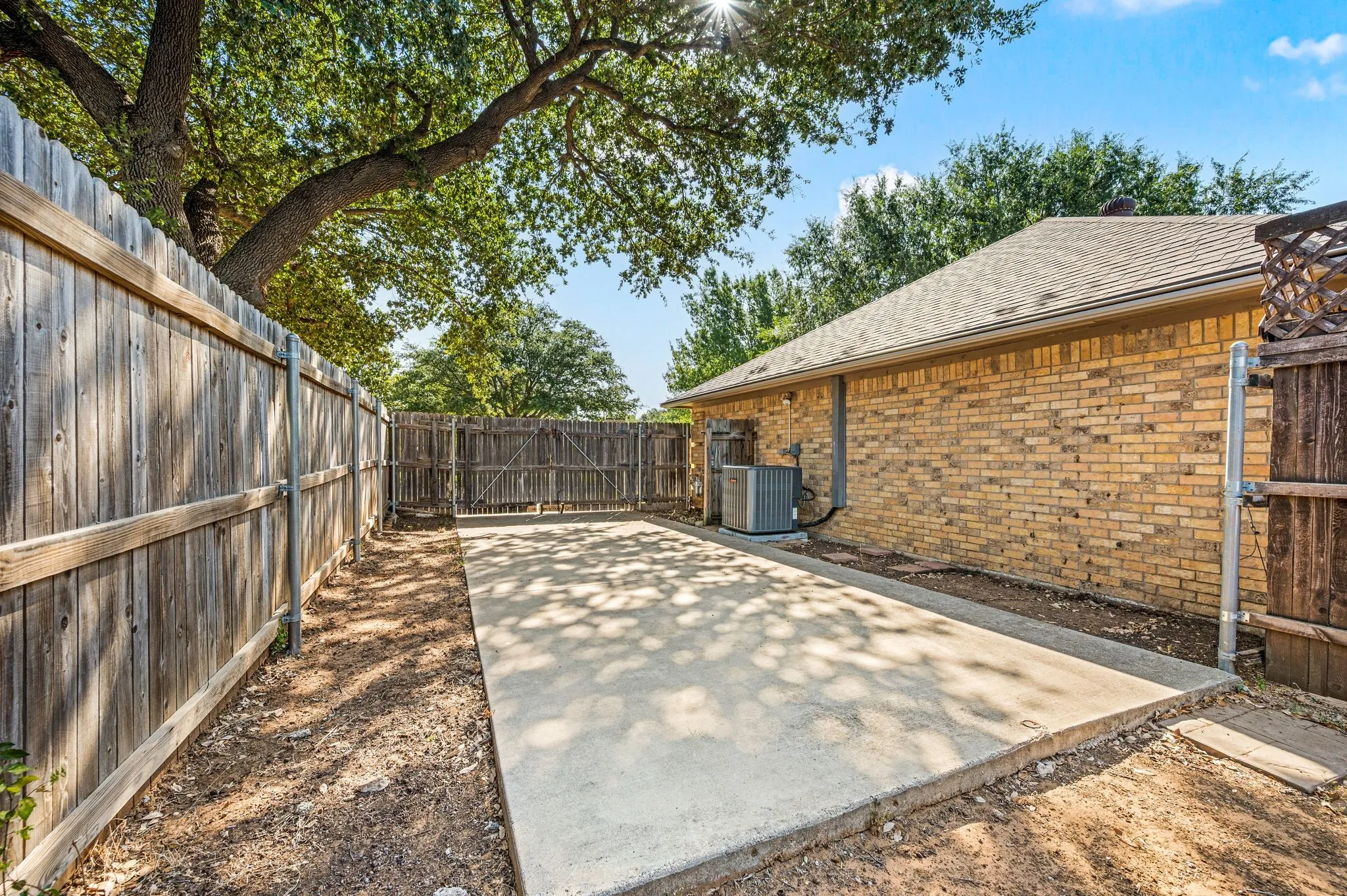 Single Family Residence For Sale in Tarrant County , 1401 Sandpiper Street, Grapevine, Texas 76051, 3 Bedroom, 2 Bathroom, 2 Garage spaces, 1,563 Sqft, built in 1984, mls#21392414, Real Estate Agent in Grapevine, Homes For Sale in Tarrant county, Homes For Sale in Grapevine, Realtor in Grapevine Texas, Real Estate Brokerage Independent Realty Texas, Luminita Cordes Realtor