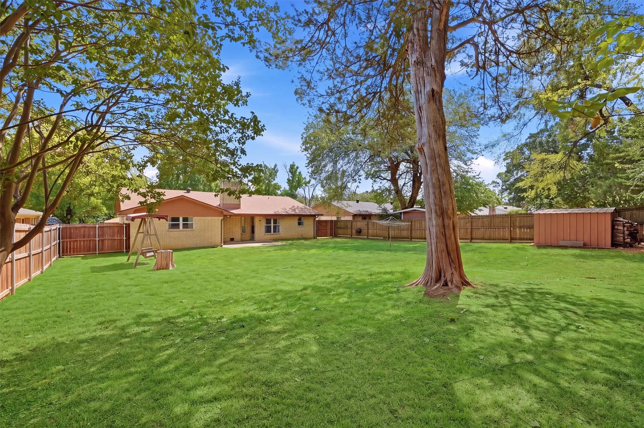 Single Family Residence For Sale in Grayson County , 2403 Caprice Avenue, Denison, Texas 75020, 3 Bedroom, 2 Bathroom, 2 Garage spaces, 1,472 Sqft, built in 1976, mls#21392639, Real Estate Agent in Denison, Homes For Sale in Grayson county, Homes For Sale in Denison, Realtor in Denison Texas, Real Estate Brokerage Independent Realty Texas, Luminita Cordes Realtor