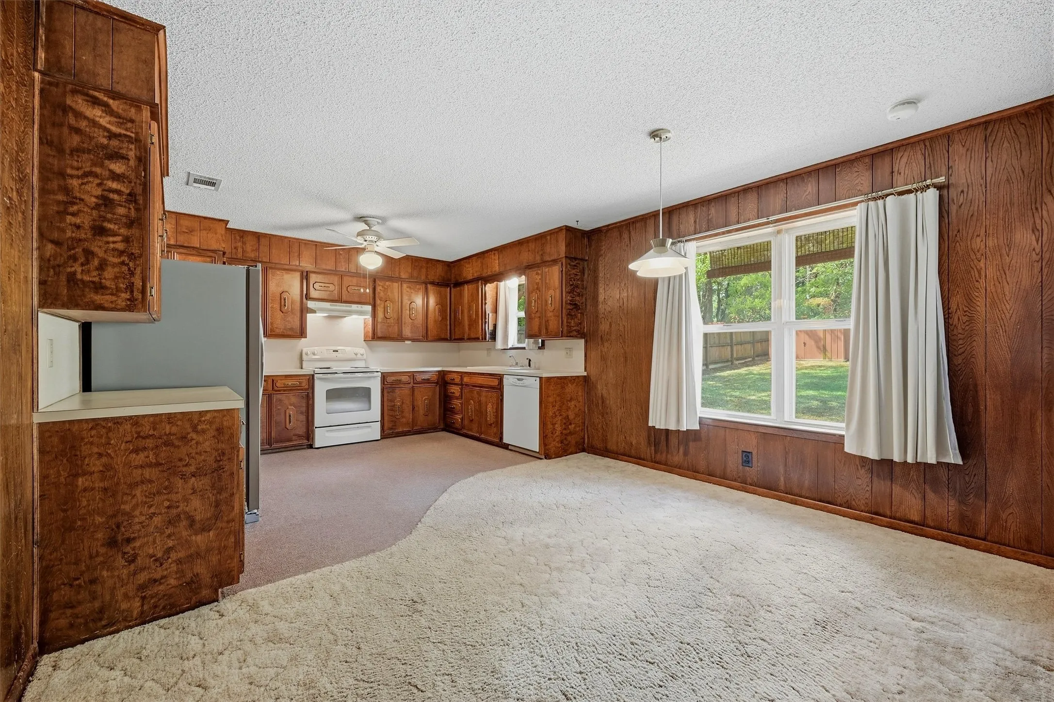 Single Family Residence For Sale in Grayson County , 2403 Caprice Avenue, Denison, Texas 75020, 3 Bedroom, 2 Bathroom, 2 Garage spaces, 1,472 Sqft, built in 1976, mls#21392639, Real Estate Agent in Denison, Homes For Sale in Grayson county, Homes For Sale in Denison, Realtor in Denison Texas, Real Estate Brokerage Independent Realty Texas, Luminita Cordes Realtor
