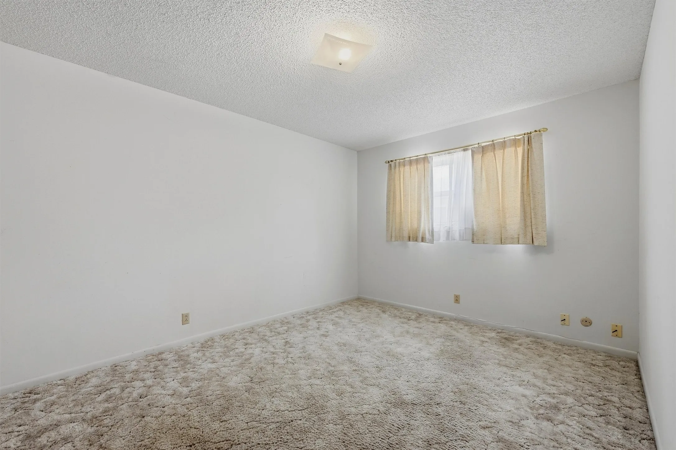 Single Family Residence For Sale in Grayson County , 2403 Caprice Avenue, Denison, Texas 75020, 3 Bedroom, 2 Bathroom, 2 Garage spaces, 1,472 Sqft, built in 1976, mls#21392639, Real Estate Agent in Denison, Homes For Sale in Grayson county, Homes For Sale in Denison, Realtor in Denison Texas, Real Estate Brokerage Independent Realty Texas, Luminita Cordes Realtor