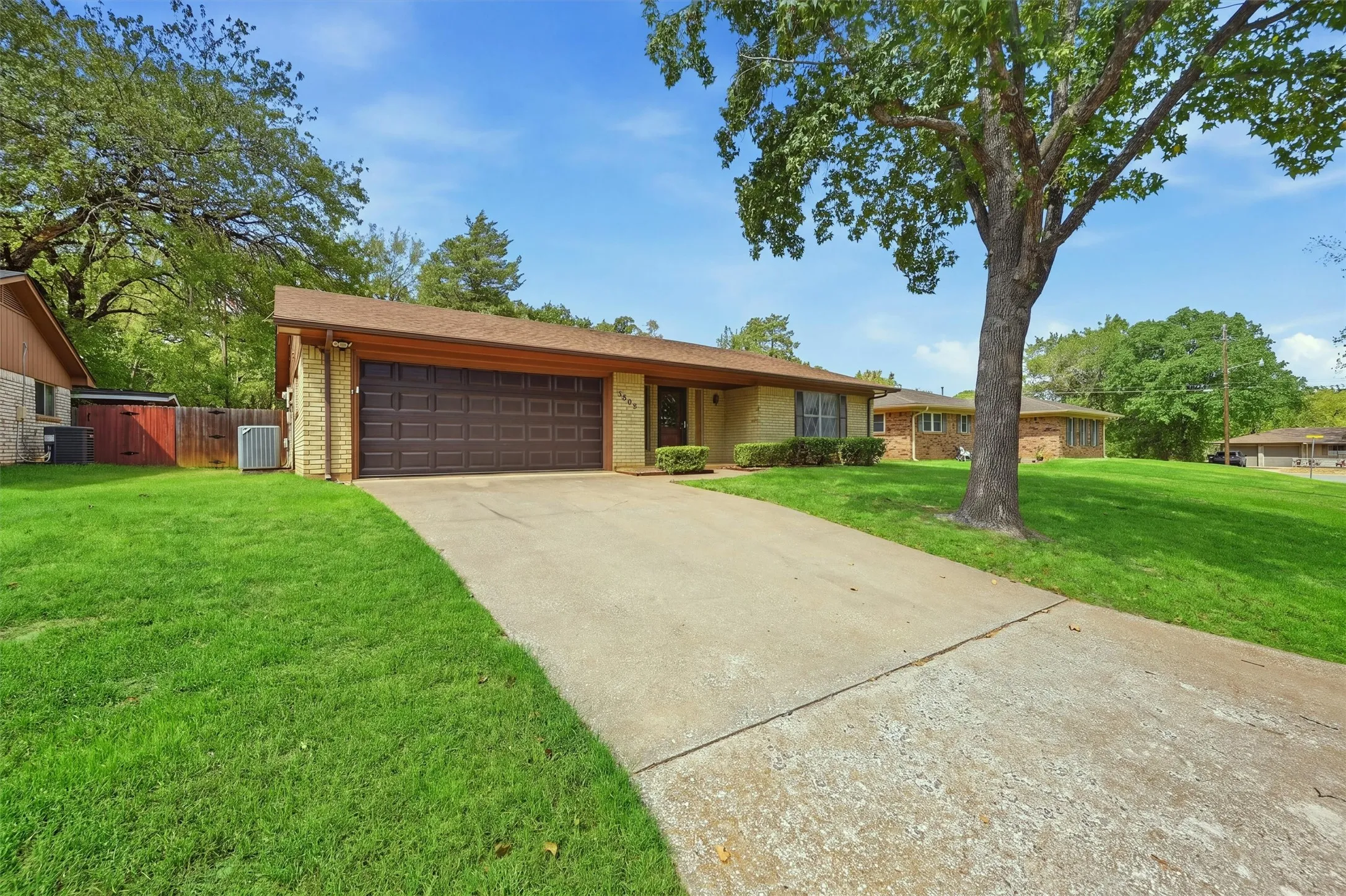 Single Family Residence For Sale in Grayson County , 2403 Caprice Avenue, Denison, Texas 75020, 3 Bedroom, 2 Bathroom, 2 Garage spaces, 1,472 Sqft, built in 1976, mls#21392639, Real Estate Agent in Denison, Homes For Sale in Grayson county, Homes For Sale in Denison, Realtor in Denison Texas, Real Estate Brokerage Independent Realty Texas, Luminita Cordes Realtor