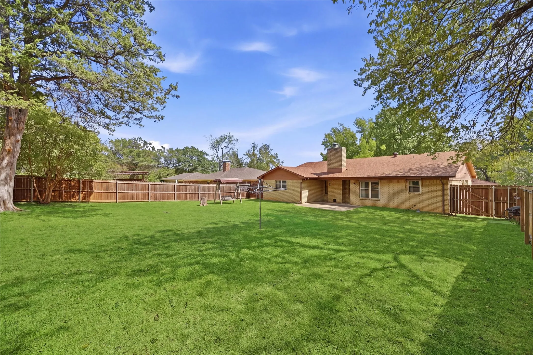 Single Family Residence For Sale in Grayson County , 2403 Caprice Avenue, Denison, Texas 75020, 3 Bedroom, 2 Bathroom, 2 Garage spaces, 1,472 Sqft, built in 1976, mls#21392639, Real Estate Agent in Denison, Homes For Sale in Grayson county, Homes For Sale in Denison, Realtor in Denison Texas, Real Estate Brokerage Independent Realty Texas, Luminita Cordes Realtor