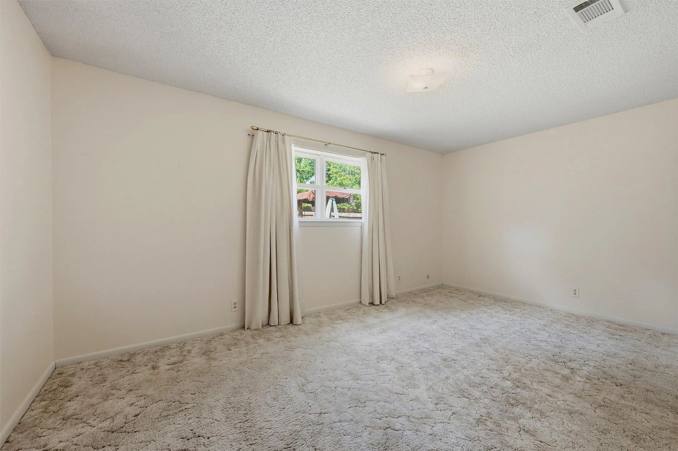 Single Family Residence For Sale in Grayson County , 2403 Caprice Avenue, Denison, Texas 75020, 3 Bedroom, 2 Bathroom, 2 Garage spaces, 1,472 Sqft, built in 1976, mls#21392639, Real Estate Agent in Denison, Homes For Sale in Grayson county, Homes For Sale in Denison, Realtor in Denison Texas, Real Estate Brokerage Independent Realty Texas, Luminita Cordes Realtor