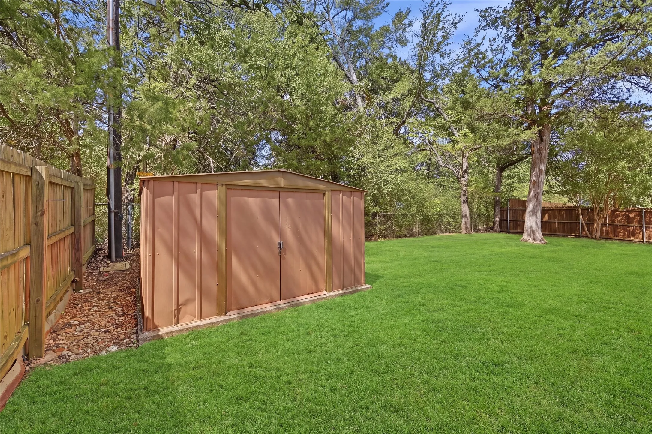 Single Family Residence For Sale in Grayson County , 2403 Caprice Avenue, Denison, Texas 75020, 3 Bedroom, 2 Bathroom, 2 Garage spaces, 1,472 Sqft, built in 1976, mls#21392639, Real Estate Agent in Denison, Homes For Sale in Grayson county, Homes For Sale in Denison, Realtor in Denison Texas, Real Estate Brokerage Independent Realty Texas, Luminita Cordes Realtor